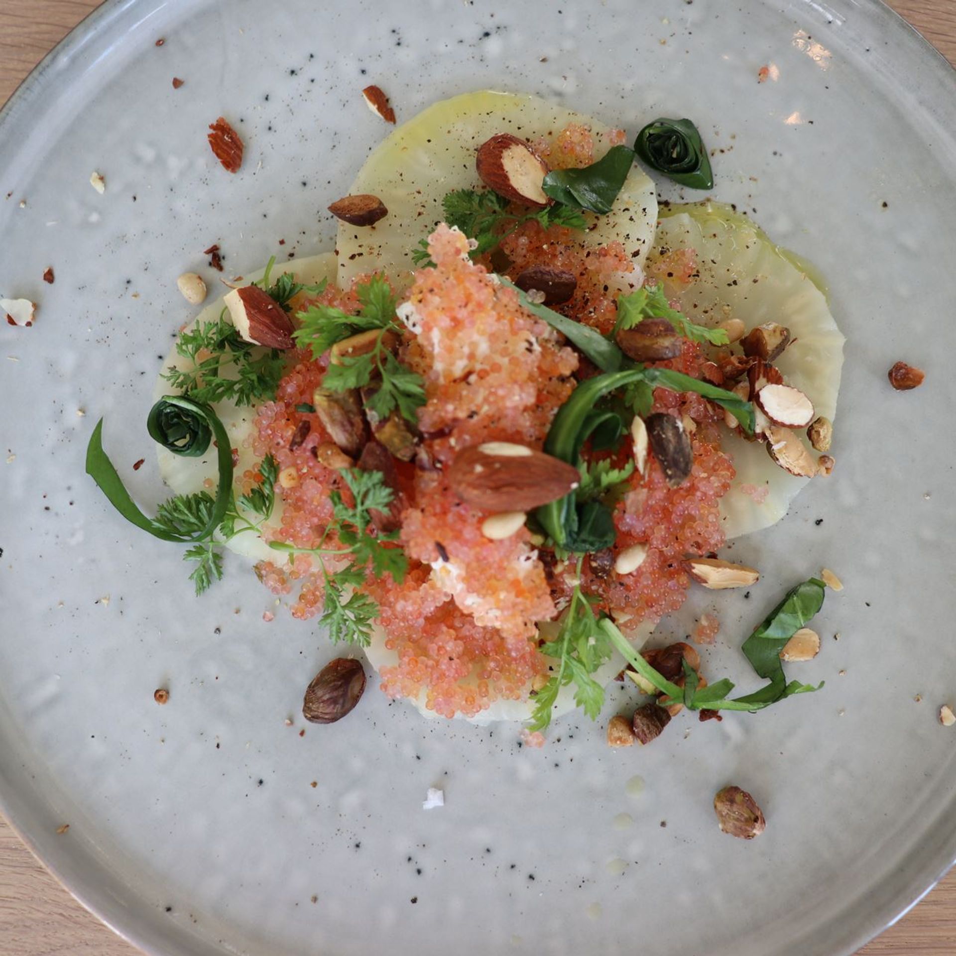 Carpaccio af knoldselleri med rygeost og stenbiderrogn