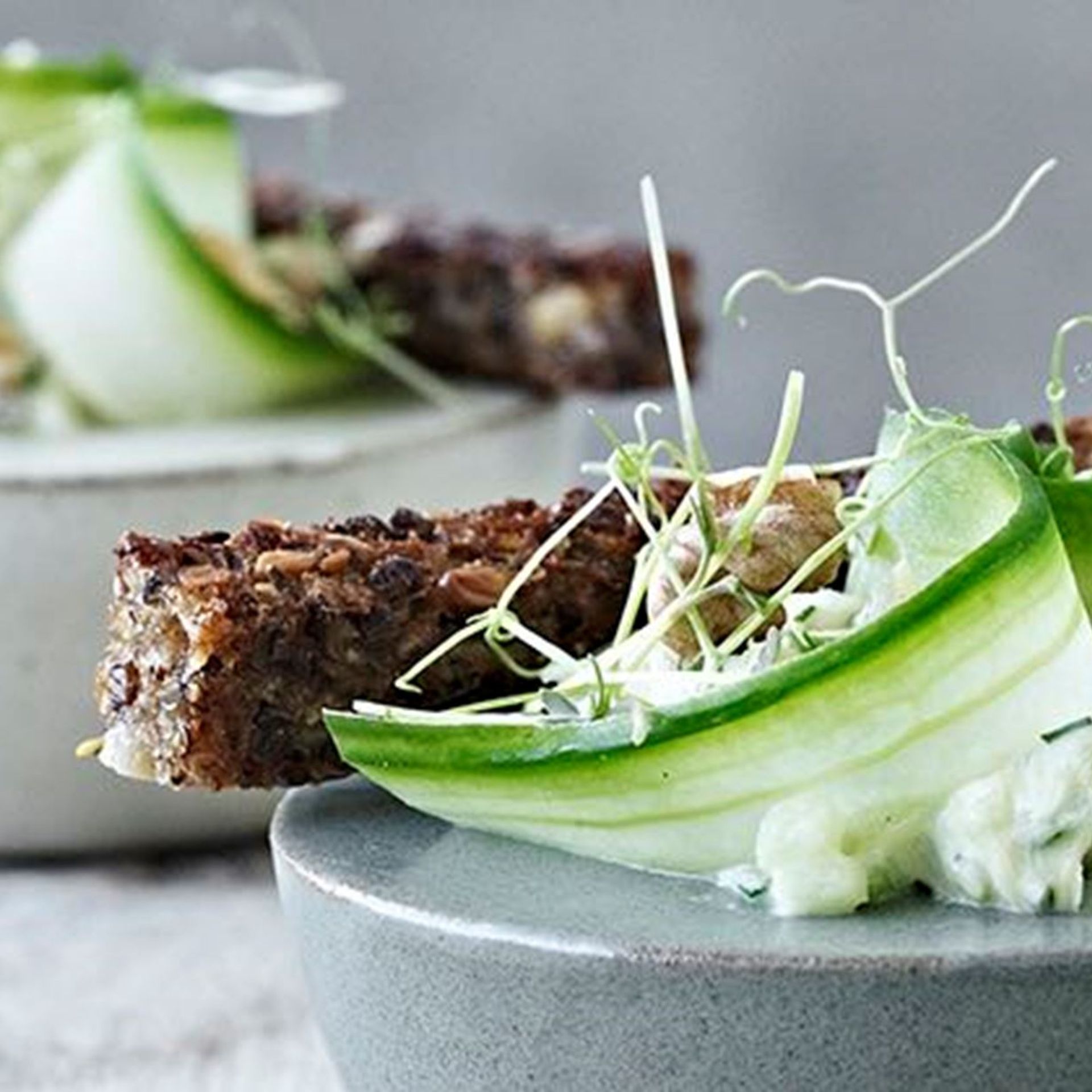 Ristet rugbrød med torsk, rygeost og urter