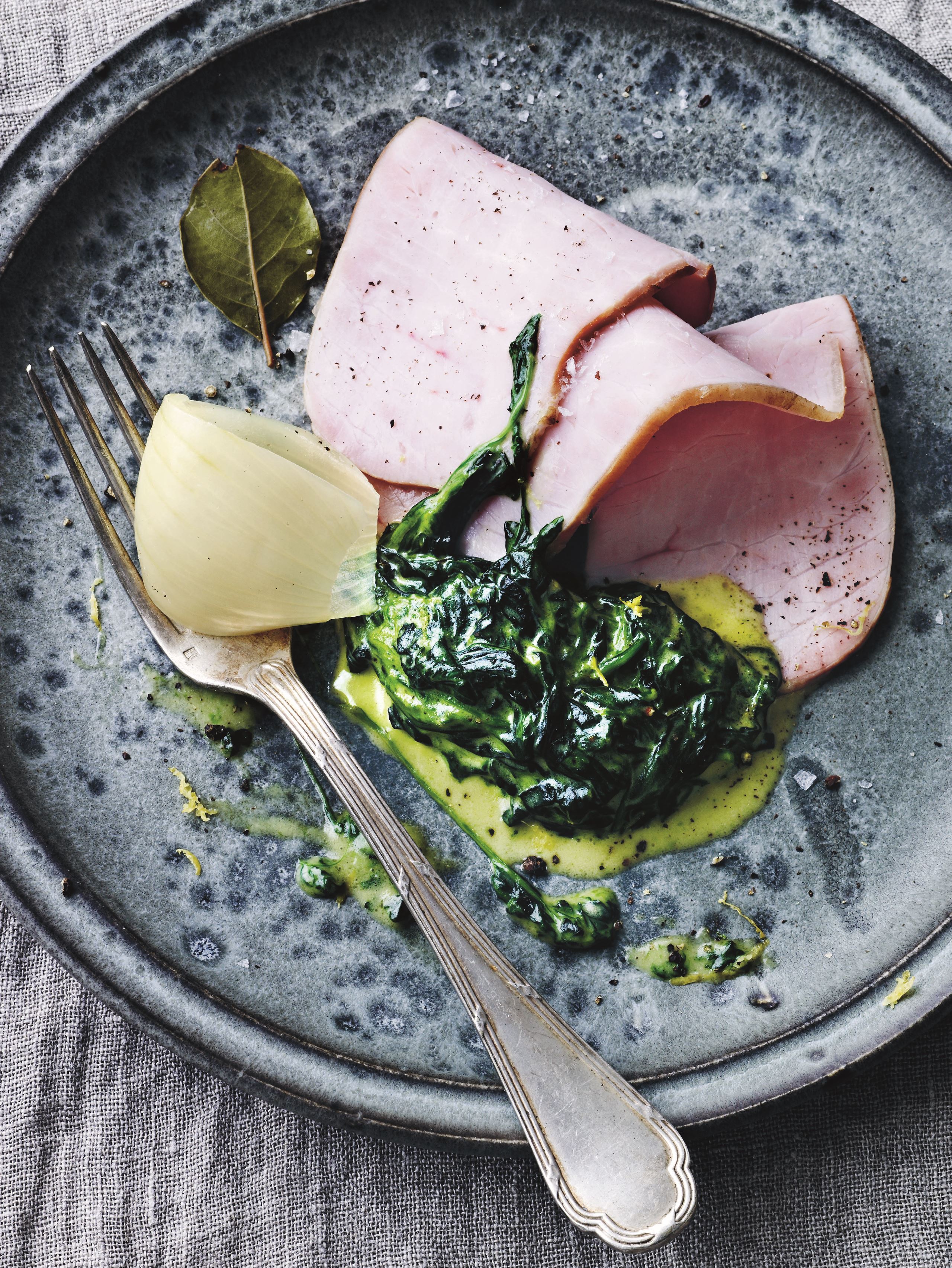 Kogt hamburgerryg med spinat i citronfløde