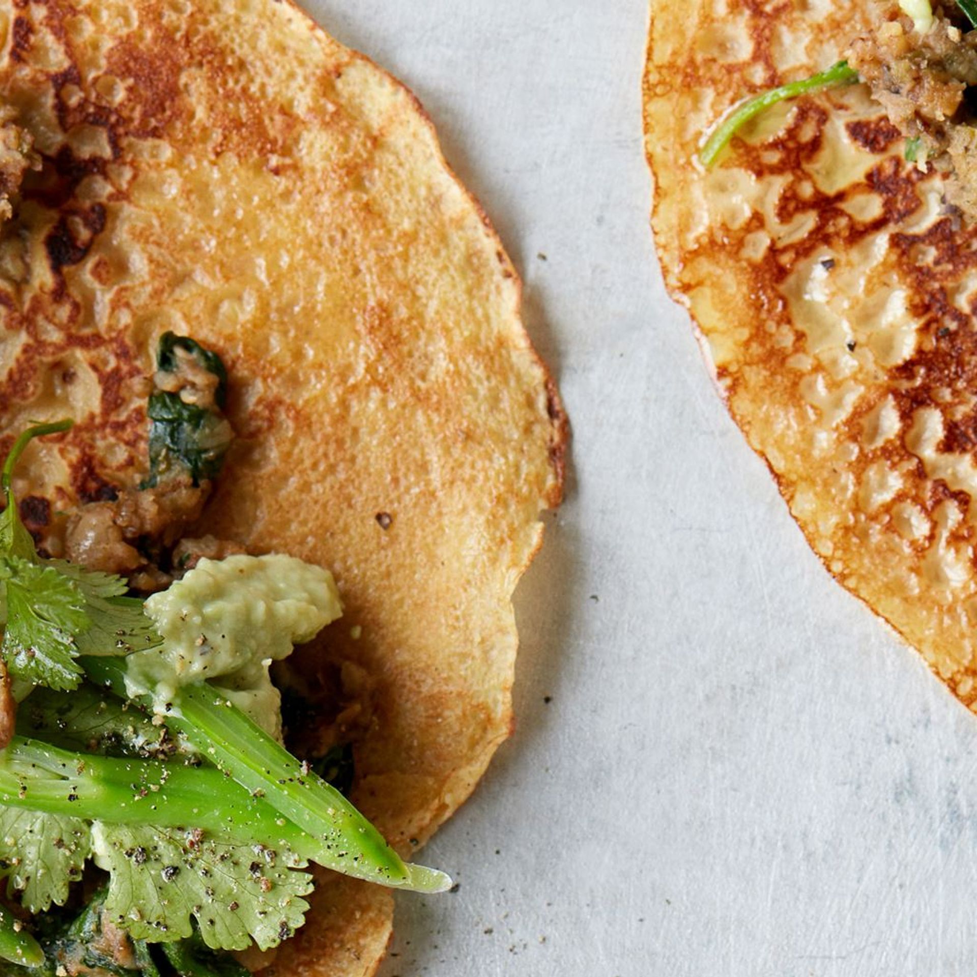 Ølandshvedepandekager med ristet mungbønnemos, spinat og snittebønner