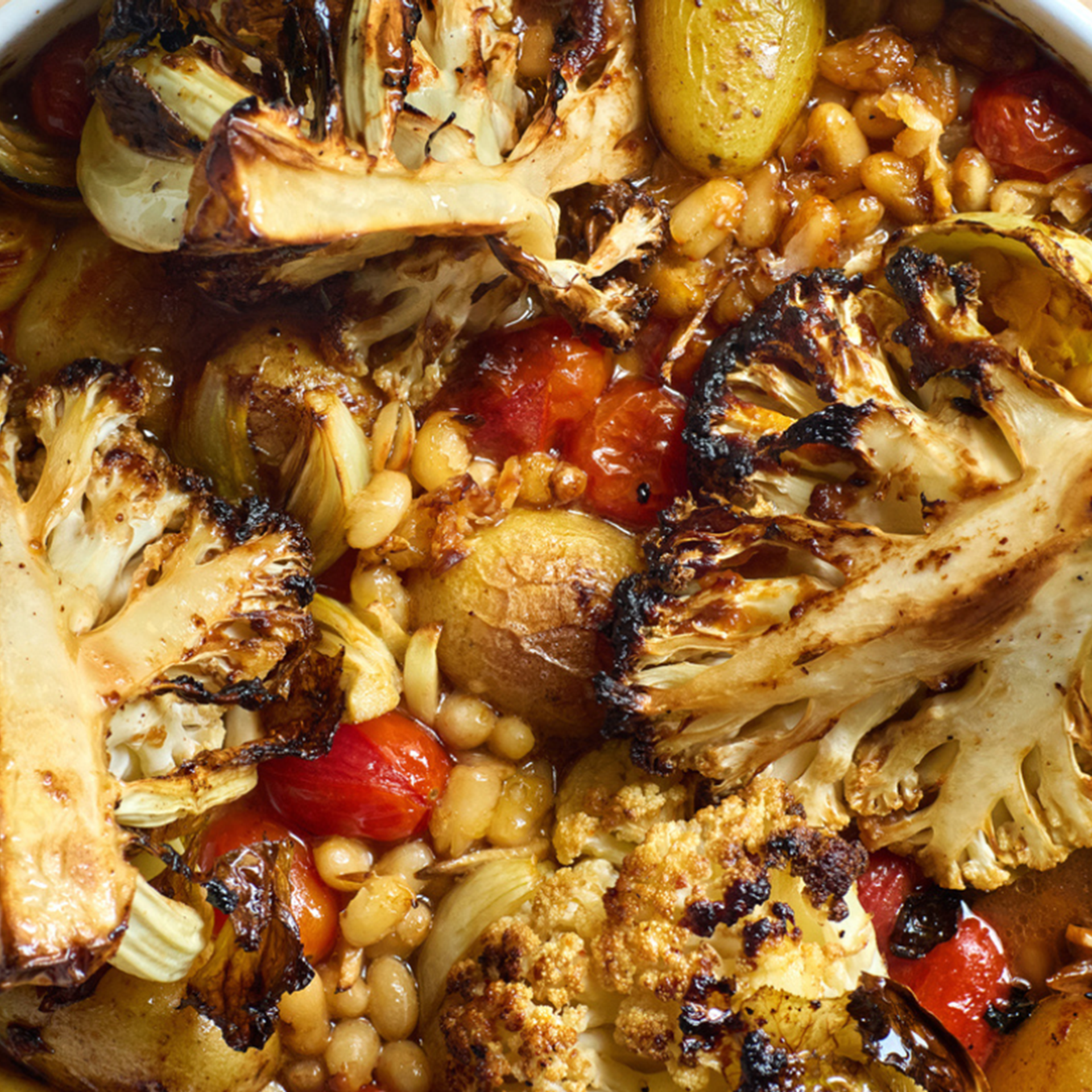 OVNBRAISERET BLOMKÅL MED MISO, KARTOFLER OG HVIDE BØNNER