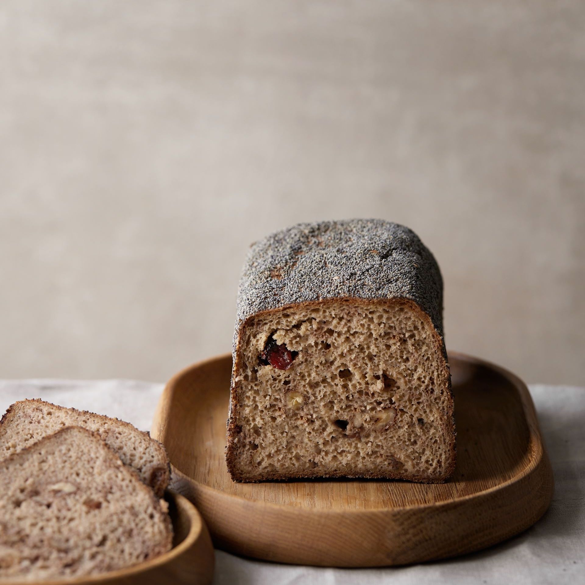 Glutenfrit valnøddebrød med tranebær og birkes