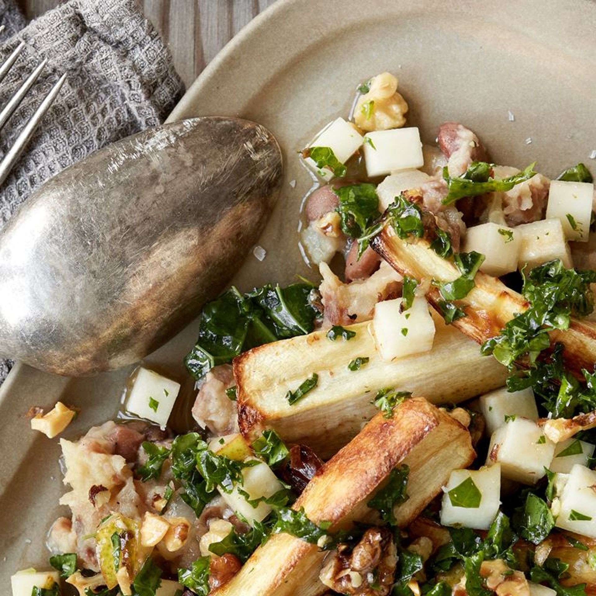 Bagte pastinakker med grønkålssalsa, valnødder, pære og bønne-pastinakmos