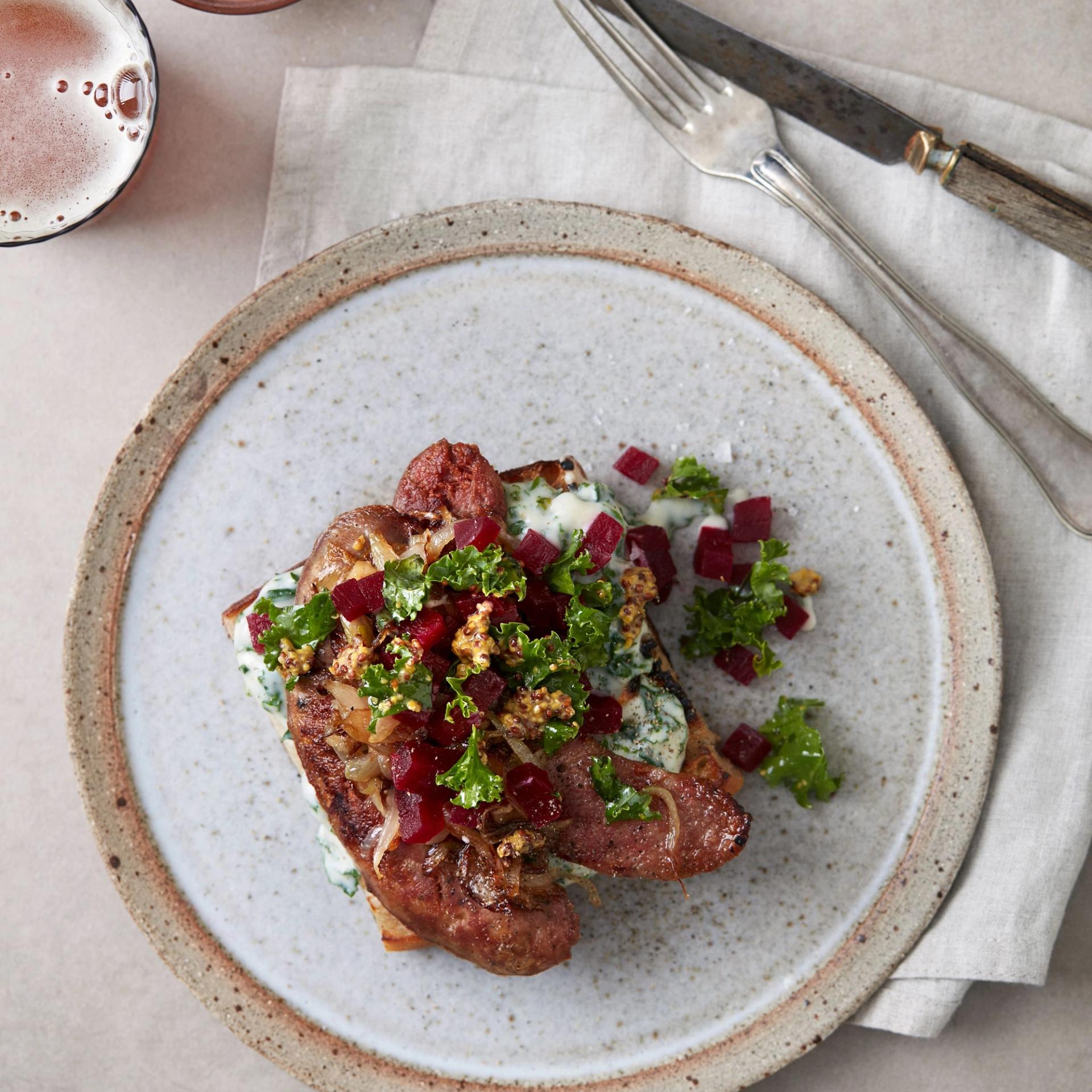 Medistertoast med grønlangkål og karamelliserede løg