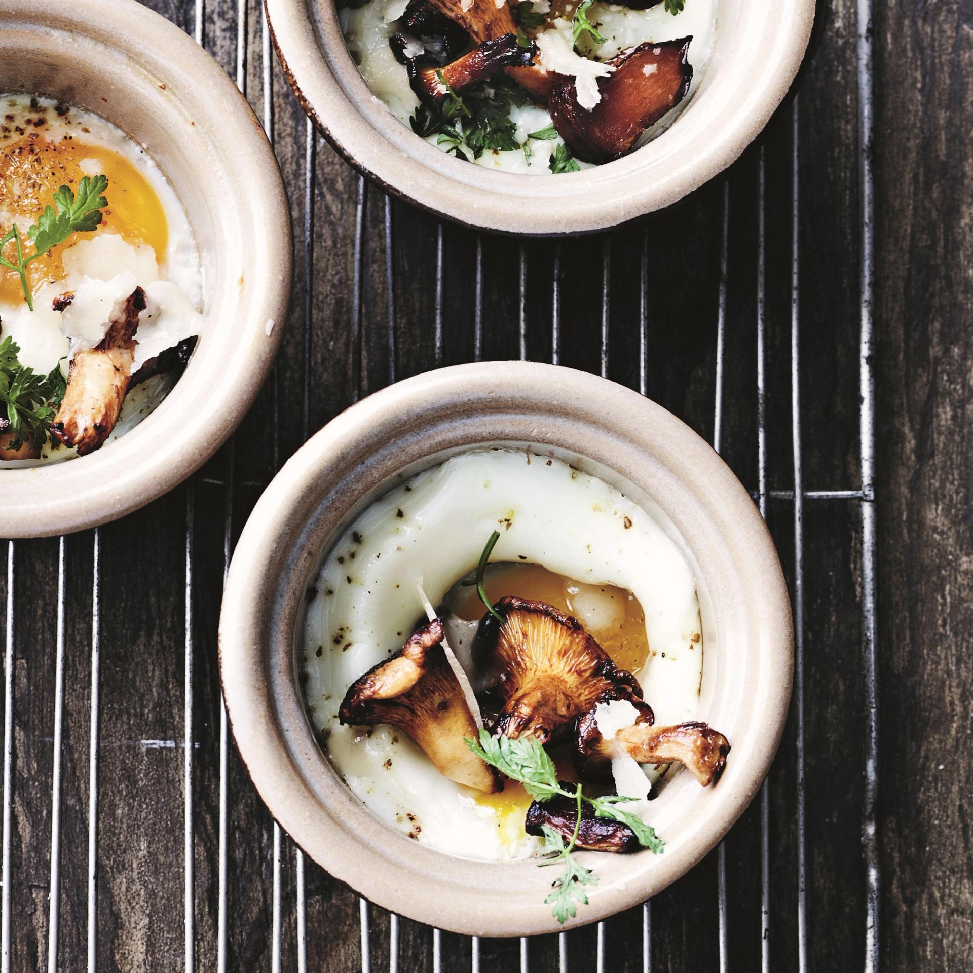 Æg i kokotte med kantereller og høost