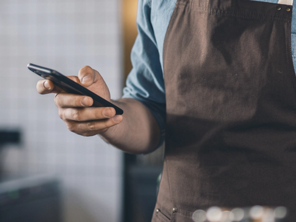 Genanvendte telefoner i nye funktioner: Løgismose Meyers indgår samarbejde med GreenMind