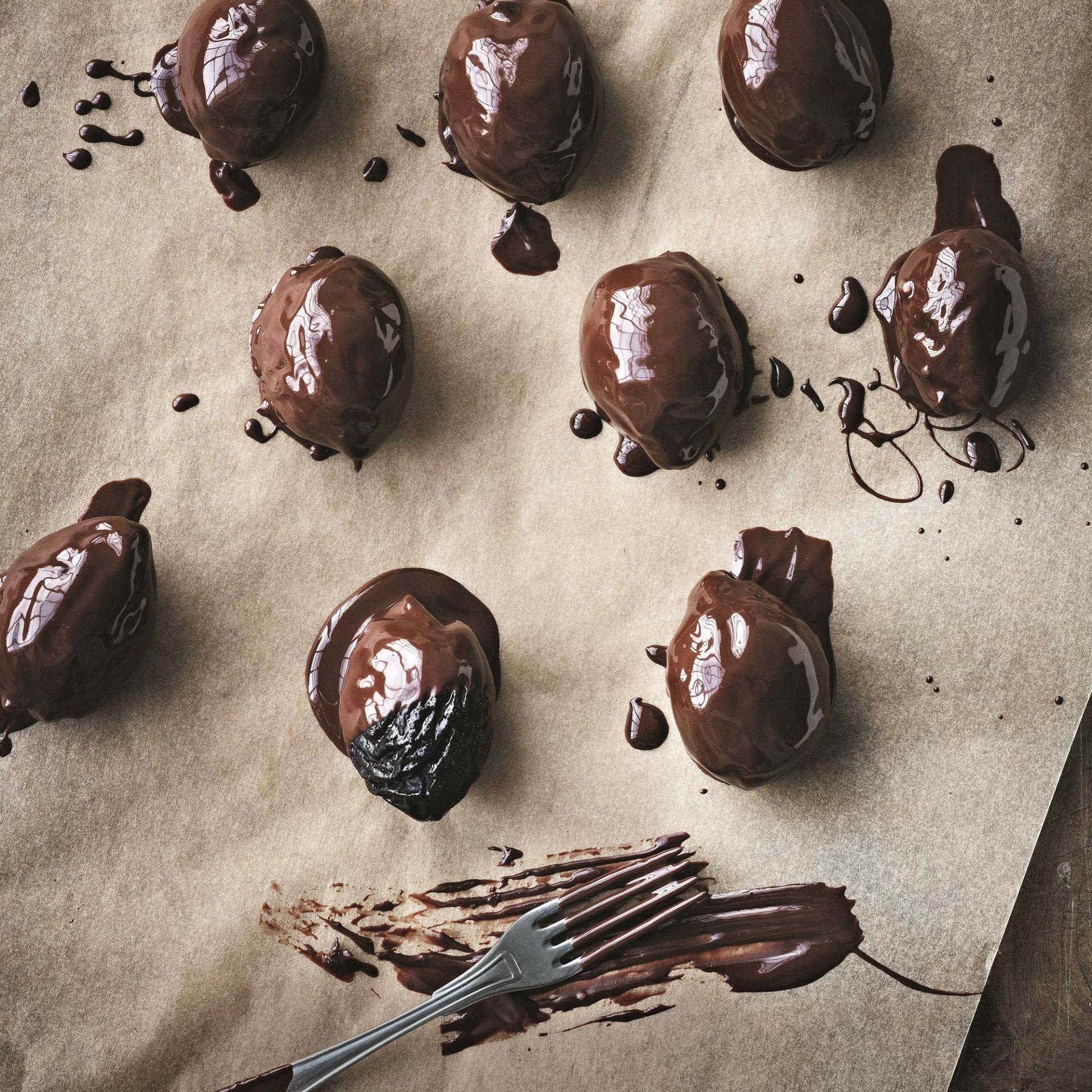 Fyldte svesker med marcipan og chokolade