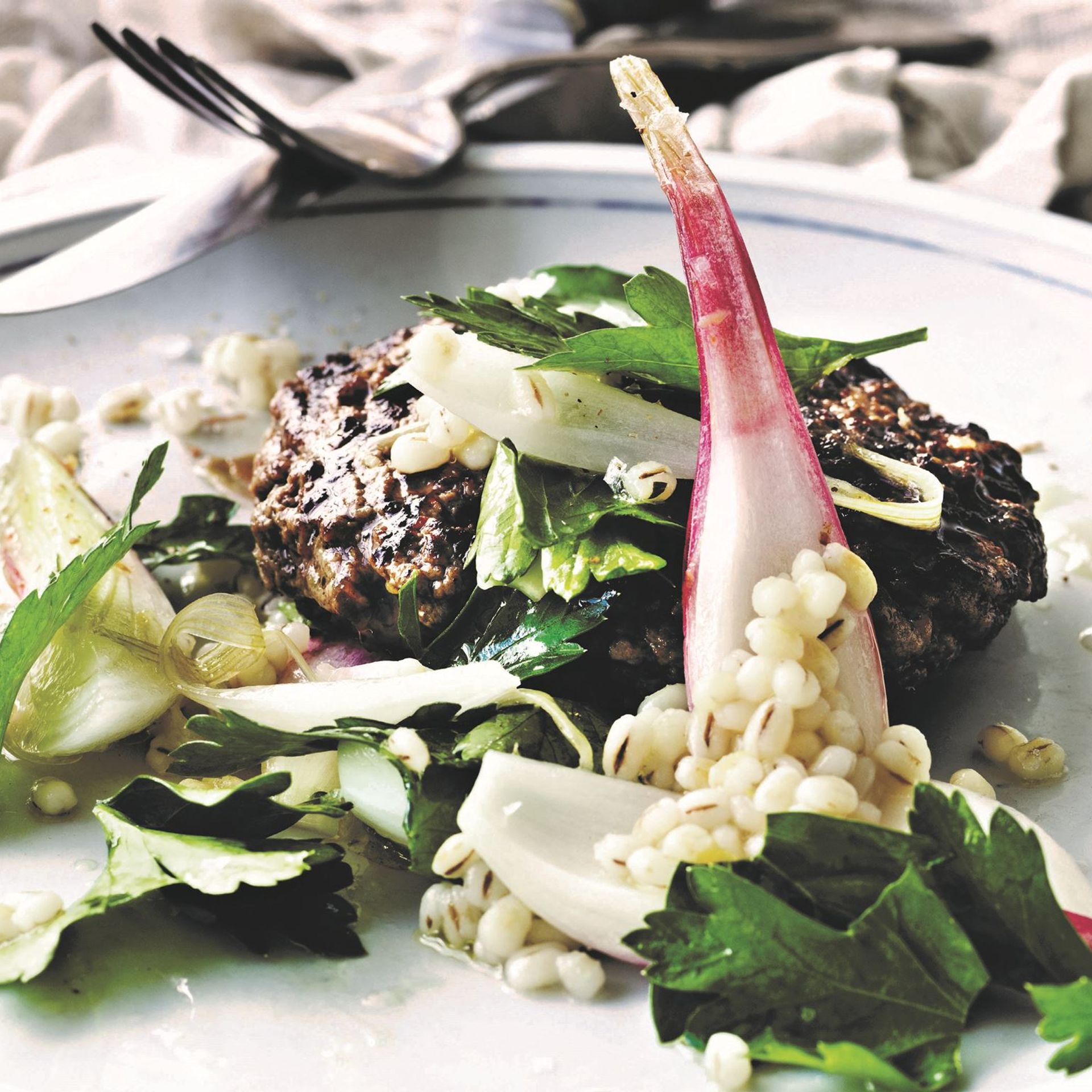 Hakkebøf med nye løg, persille og perlebyg