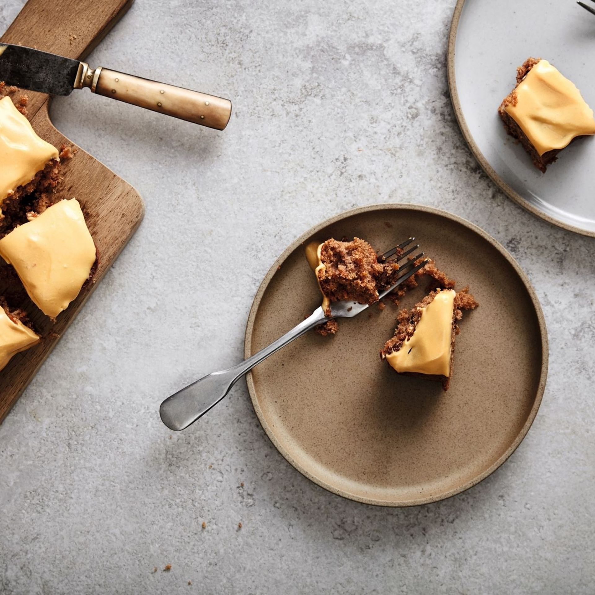 Glutenfri gulerodskage med havtornscreme