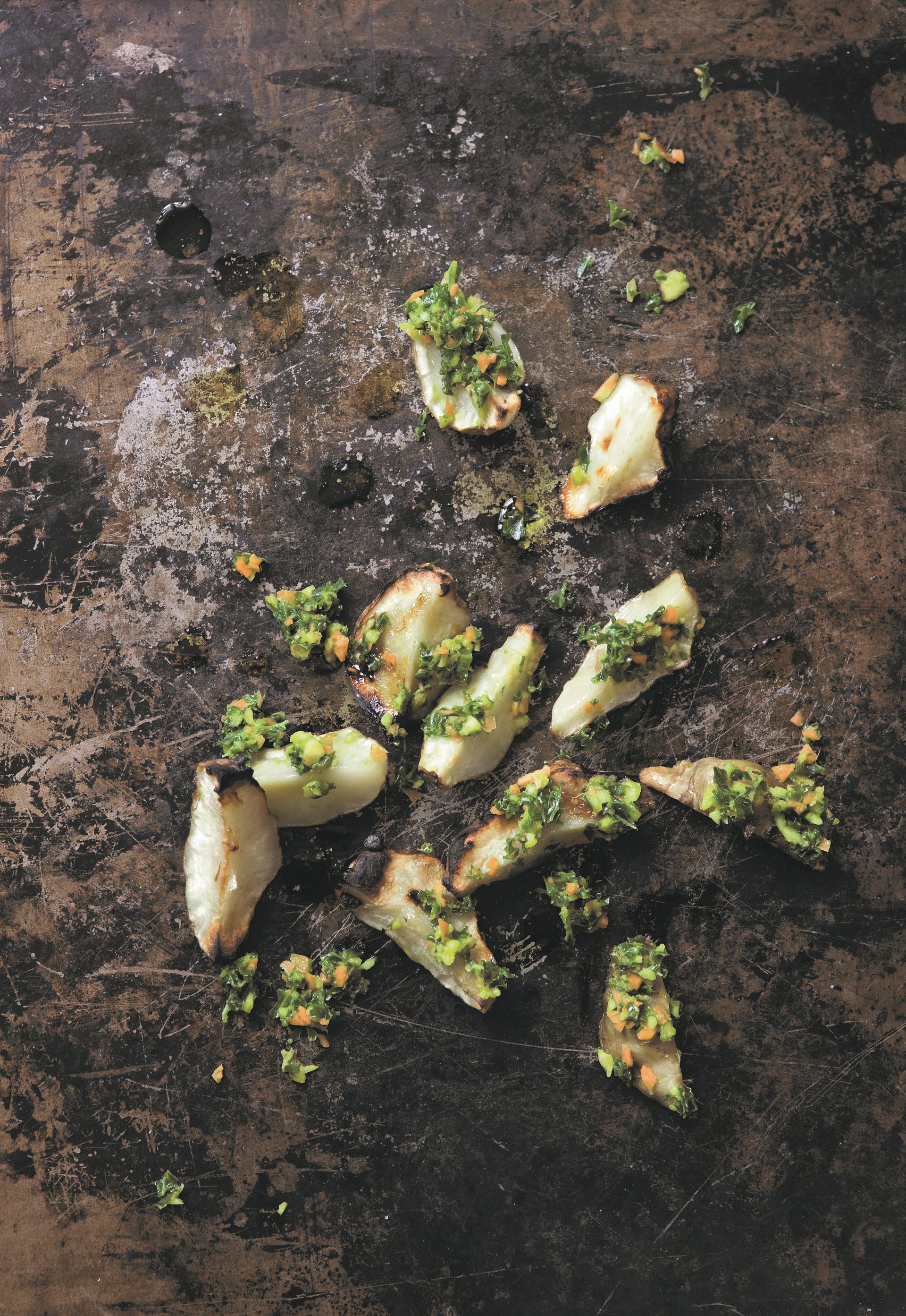 Bagte jordskokker med grønkålssalsa