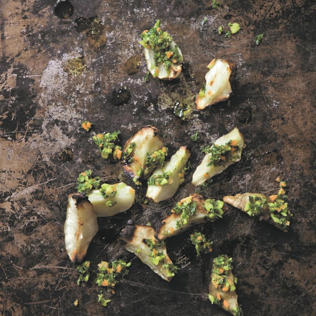 Bagte jordskokker med grønkålssalsa