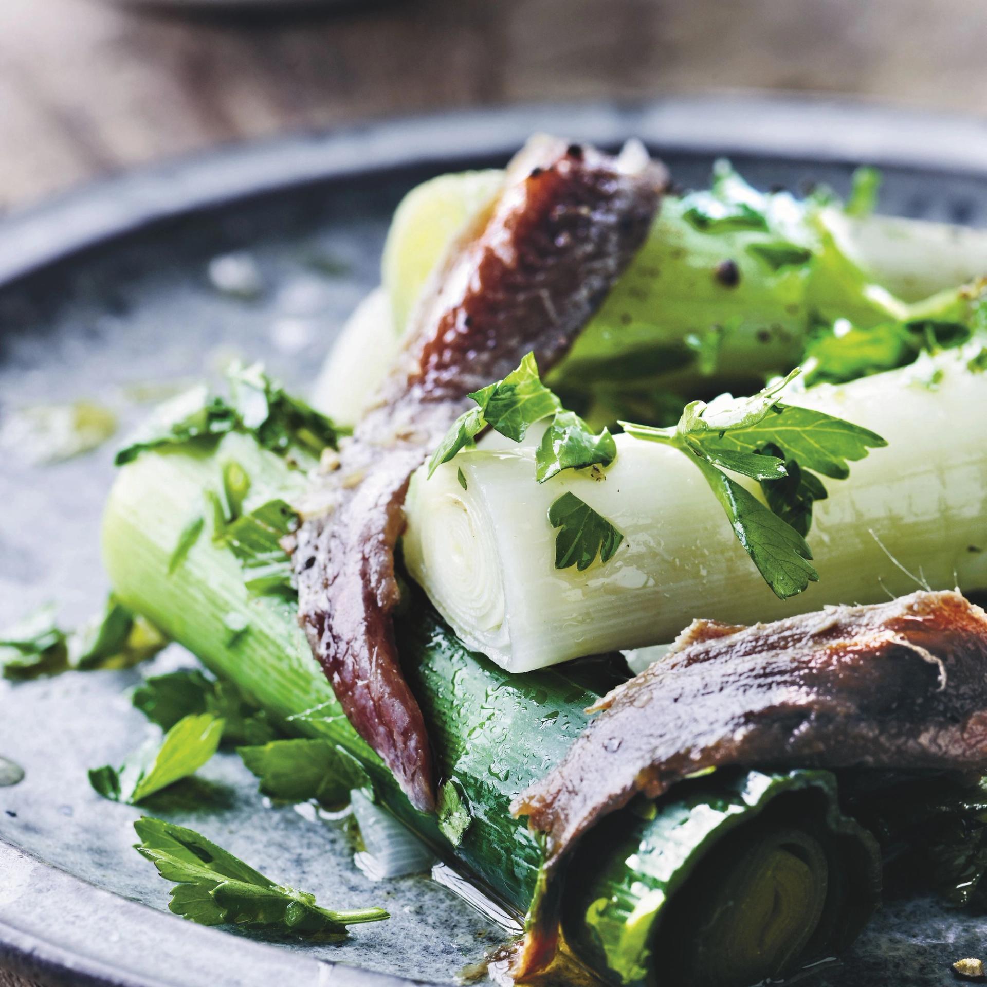 Kogte porrer med vinaigrette af persille ansjoser