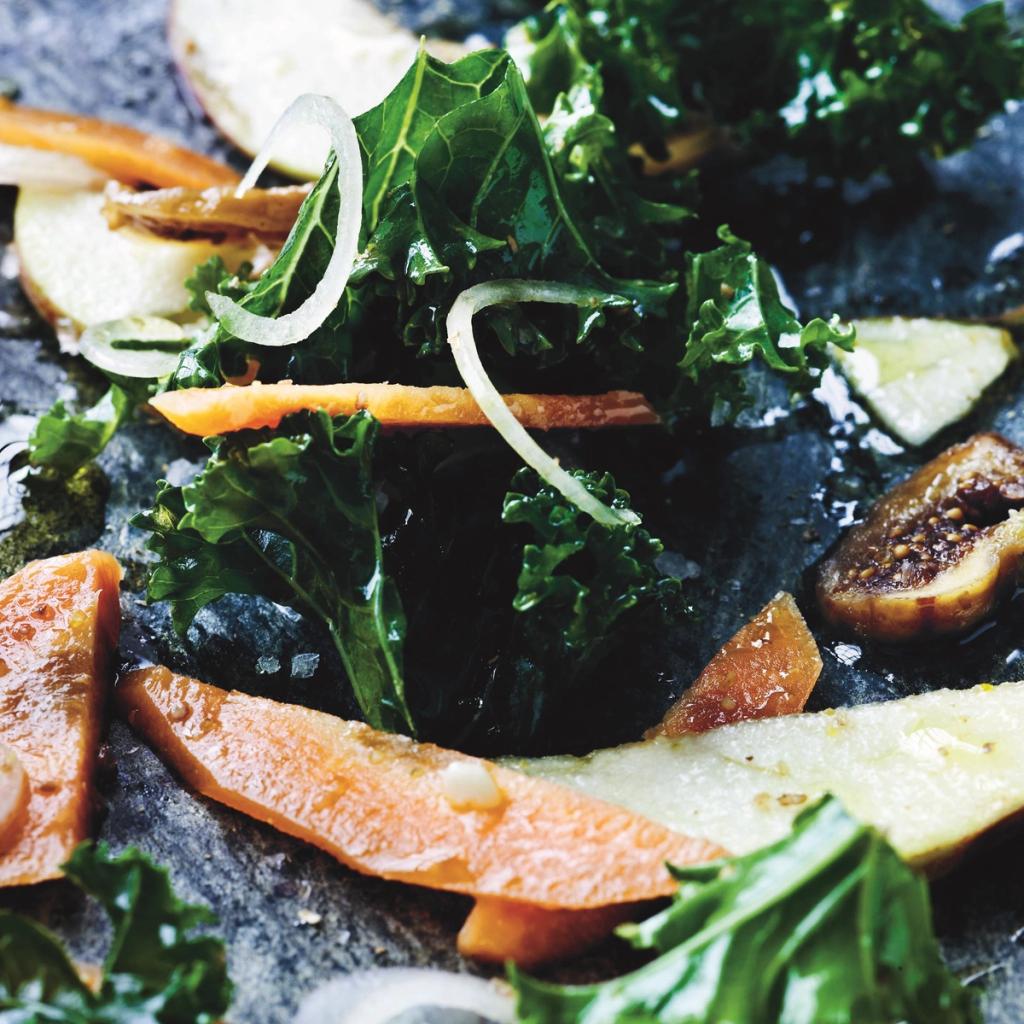 Grønkålssalat med gulerod og æble