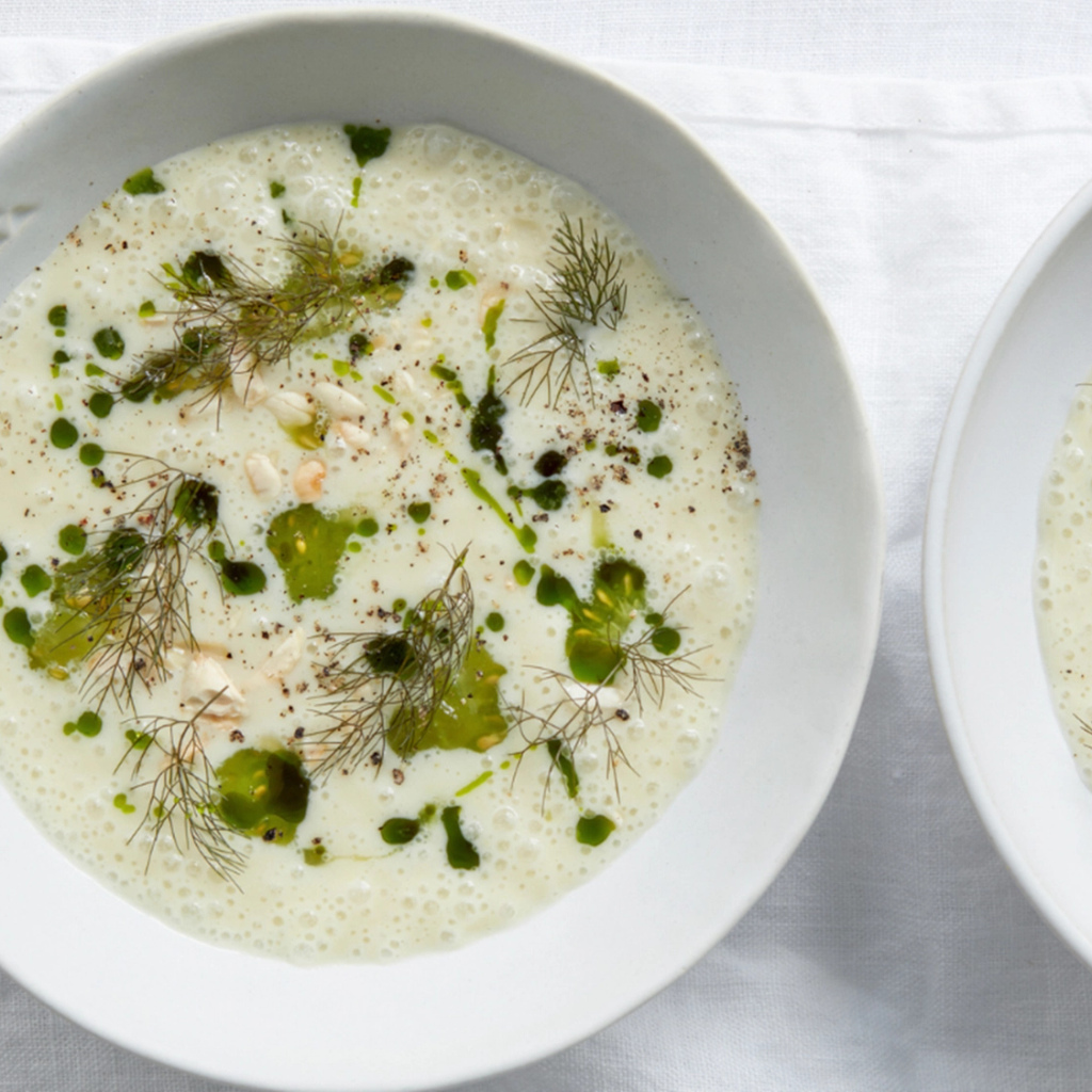 Kold hvidløgssuppe med hvide bønner, grønne tomater og ristede mandler