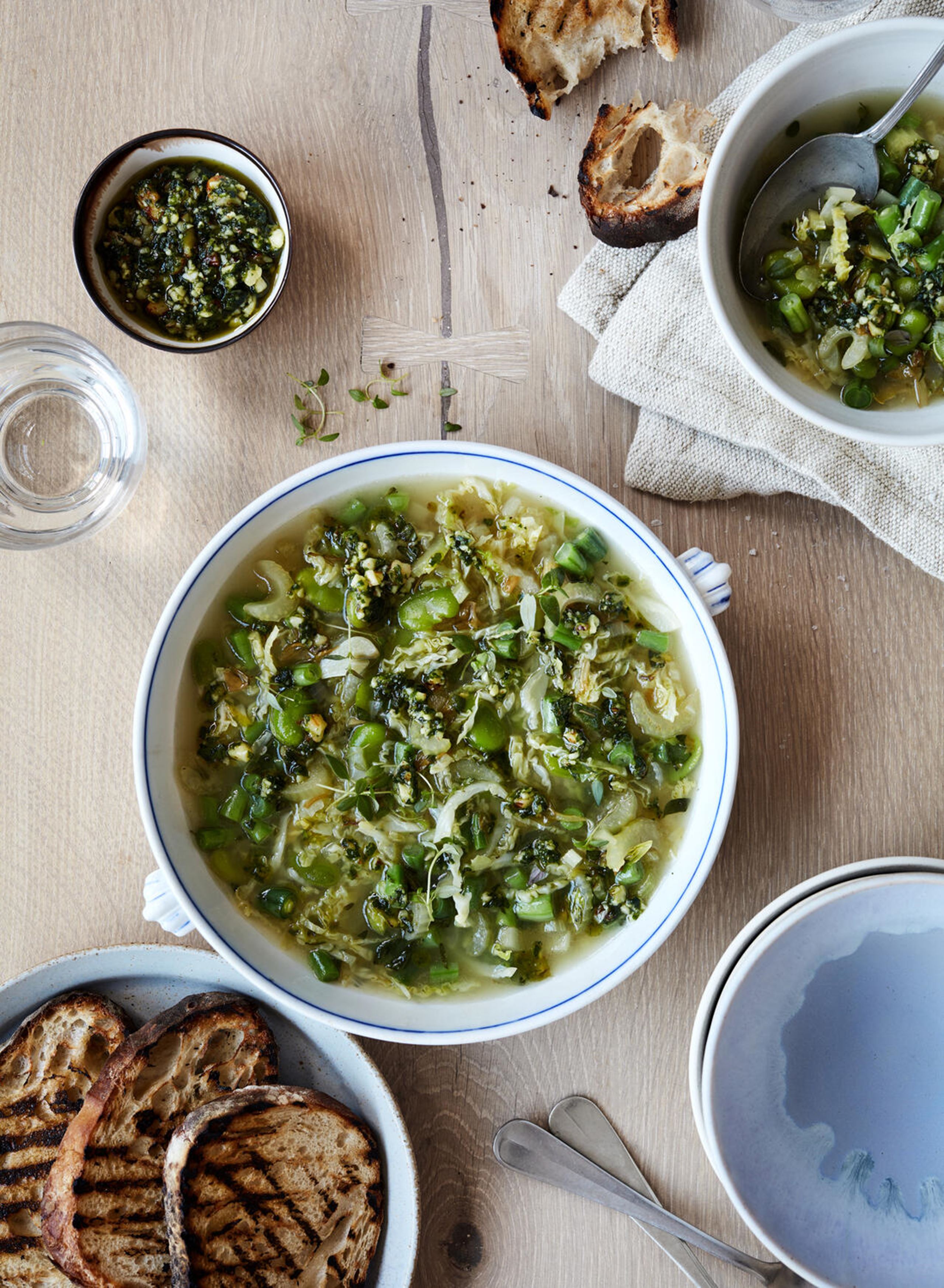 Sommer-ribollita med hestebønner, grønne bønner, savoykål og grillet brød
