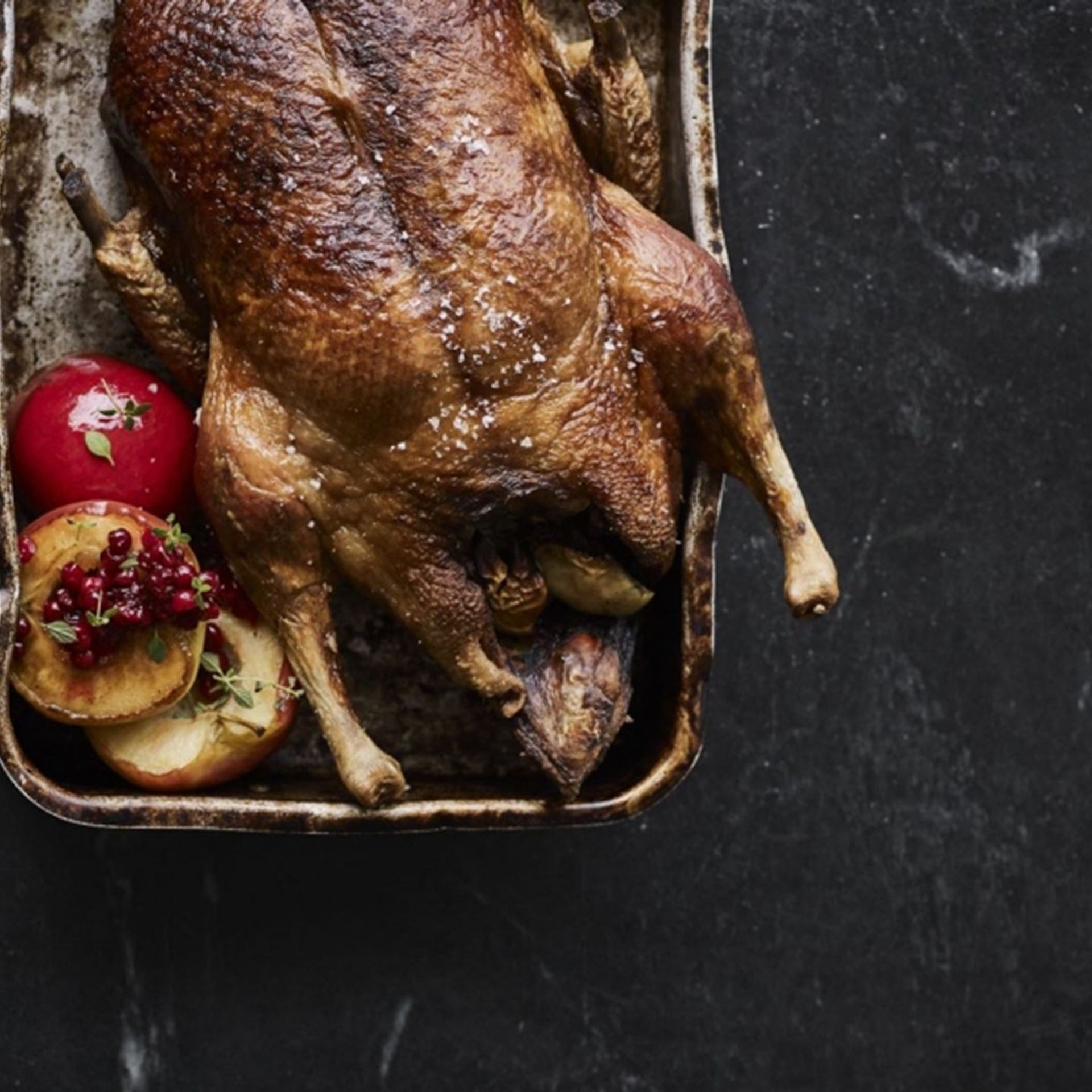 Grydestegt vildand med jordskokker og æbler