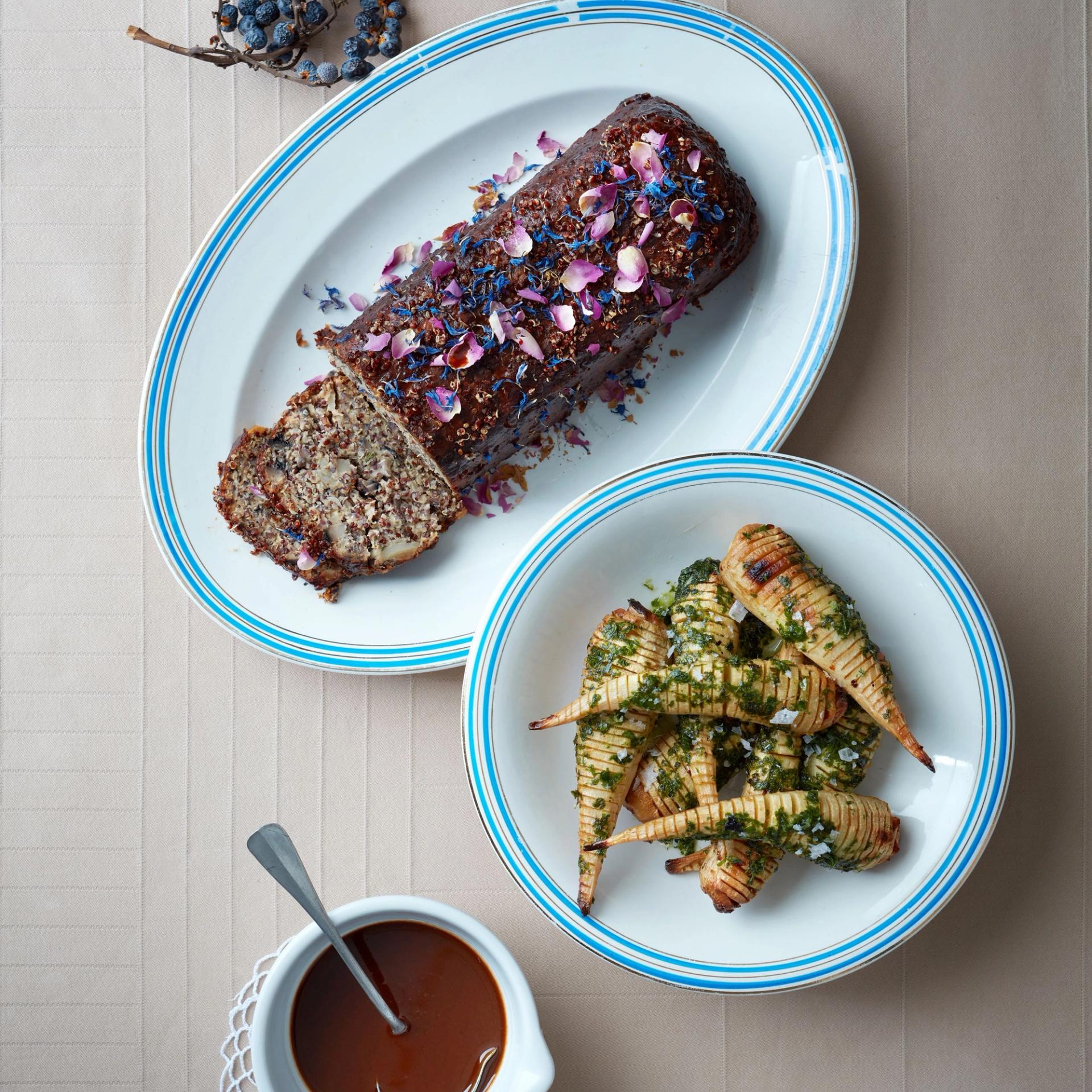 Quinoasteg med svampe, misosauce og hasselbackpersillerødder