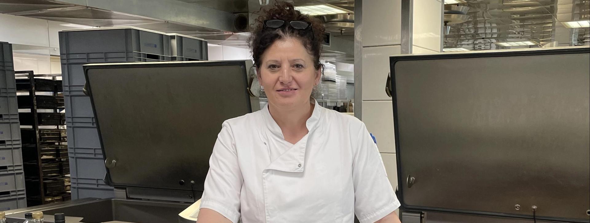 Mød Sadina Dragic, som er køkkenchef for en dag​​​​‌﻿‍﻿​‍​‍‌‍﻿﻿‌﻿​‍‌‍‍‌‌‍‌﻿‌‍‍‌‌‍﻿‍​‍​‍​﻿‍‍​‍​‍‌﻿​﻿‌‍​‌‌‍﻿‍‌‍‍‌‌﻿‌​‌﻿‍‌​‍﻿‍‌‍‍‌‌‍﻿﻿​‍​‍​‍﻿​​‍​‍‌‍‍​‌﻿​‍‌‍‌‌‌‍‌‍​‍​‍​﻿‍‍​‍​‍‌‍‍​‌﻿‌​‌﻿‌​‌﻿​​​﻿‍‍​‍﻿﻿​‍﻿﻿‌‍﻿​‌‍﻿﻿‌‍​﻿‌‍​‌‌‍﻿​‌‍‍​‌‍﻿﻿‌﻿​﻿‌﻿‌​​﻿‍‍​﻿​﻿​﻿​﻿​﻿​﻿​﻿​﻿​‍﻿﻿‌‍‍‌‌‍﻿‍‌﻿‌​‌‍‌‌‌‍﻿‍‌﻿‌​​‍﻿﻿‌‍‌‌‌‍‌​‌‍‍‌‌﻿‌​​‍﻿﻿‌‍﻿‌‌‍﻿﻿‌‍‌​‌‍‌‌​﻿﻿‌‌﻿​​‌﻿​‍‌‍‌‌‌﻿​﻿‌‍‌‌‌‍﻿‍‌﻿‌​‌‍​‌‌﻿‌​‌‍‍‌‌‍﻿﻿‌‍﻿‍​﻿‍﻿‌‍‍‌‌‍‌​​﻿﻿‌​﻿‌​​﻿‌‌​﻿‍​​﻿‌​​﻿‍​​﻿‌﻿​﻿‌﻿‌‍‌‌​‍﻿‌‌‍‌‌​﻿‍‌‌‍‌​​﻿​﻿​‍﻿‌​﻿‌​​﻿‌​‌‍‌​​﻿‍​​‍﻿‌‌‍​‌​﻿​​‌‍‌‍​﻿​‍​‍﻿‌​﻿‍​‌‍​‍​﻿​‍​﻿‌﻿​﻿​‍​﻿‌‌​﻿‌‍‌‍​‌​﻿​‍​﻿​‌​﻿‌‌‌‍‌‍​﻿‍﻿‌﻿‌​‌﻿‍‌‌﻿​​‌‍‌‌​﻿﻿‌‌‍​‌‌﻿​‍‌﻿‌​‌‍‍‌‌‍​﻿‌‍﻿​‌‍‌‌​﻿‍﻿‌﻿​​‌‍​‌‌﻿‌​‌‍‍​​﻿﻿‌‌‍‍‌‌‍﻿‌‌‍​‌‌‍‌﻿‌‍‌‌​‍﻿‍‌‍​‌‌‍﻿​‌﻿‌​​﻿﻿﻿‌‍​‍‌‍​‌‌﻿​﻿‌‍‌‌‌‌‌‌‌﻿​‍‌‍﻿​​﻿﻿‌‌‍‍​‌﻿‌​‌﻿‌​‌﻿​​​‍‌‌​﻿​﻿‌​​‌​‍‌‌​﻿​‍‌​‌‍​‍‌‌​﻿​‍‌​‌‍‌‍﻿​‌‍﻿﻿‌‍​﻿‌‍​‌‌‍﻿​‌‍‍​‌‍﻿﻿‌﻿​﻿‌﻿‌​​‍‌‌​﻿​﻿‌​​‌​﻿​﻿​﻿​﻿​﻿​﻿​﻿​﻿​‍‌‍‌‍‍‌‌‍‌​​﻿﻿‌​﻿‌​​﻿‌‌​﻿‍​​﻿‌​​﻿‍​​﻿‌﻿​﻿‌﻿‌‍‌‌​‍﻿‌‌‍‌‌​﻿‍‌‌‍‌​​﻿​﻿​‍﻿‌​﻿‌​​﻿‌​‌‍‌​​﻿‍​​‍﻿‌‌‍​‌​﻿​​‌‍‌‍​﻿​‍​‍﻿‌​﻿‍​‌‍​‍​﻿​‍​﻿‌﻿​﻿​‍​﻿‌‌​﻿‌‍‌‍​‌​﻿​‍​﻿​‌​﻿‌‌‌‍‌‍​‍‌‍‌﻿‌​‌﻿‍‌‌﻿​​‌‍‌‌​﻿﻿‌‌‍​‌‌﻿​‍‌﻿‌​‌‍‍‌‌‍​﻿‌‍﻿​‌‍‌‌​‍‌‍‌﻿​​‌‍​‌‌﻿‌​‌‍‍​​﻿﻿‌‌‍‍‌‌‍﻿‌‌‍​‌‌‍‌﻿‌‍‌‌​‍﻿‍‌‍​‌‌‍﻿​‌﻿‌​​‍‌‍‌﻿​​‌‍‌‌‌﻿​‍‌﻿​﻿‌﻿​​‌‍‌‌‌‍​﻿‌﻿‌​‌‍‍‌‌﻿‌‍‌‍‌‌​﻿﻿‌‌﻿​​‌﻿‌‌‌‍​‍‌‍﻿​‌‍‍‌‌﻿​﻿‌‍‍​‌‍‌‌‌‍‌​​‍​‍‌﻿﻿‌