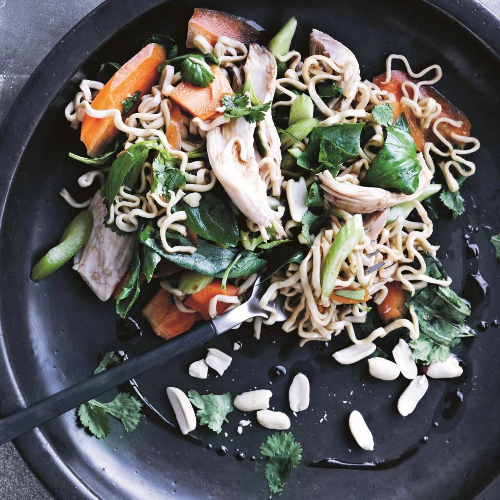 Nudelsalat med kylling og jordnødder