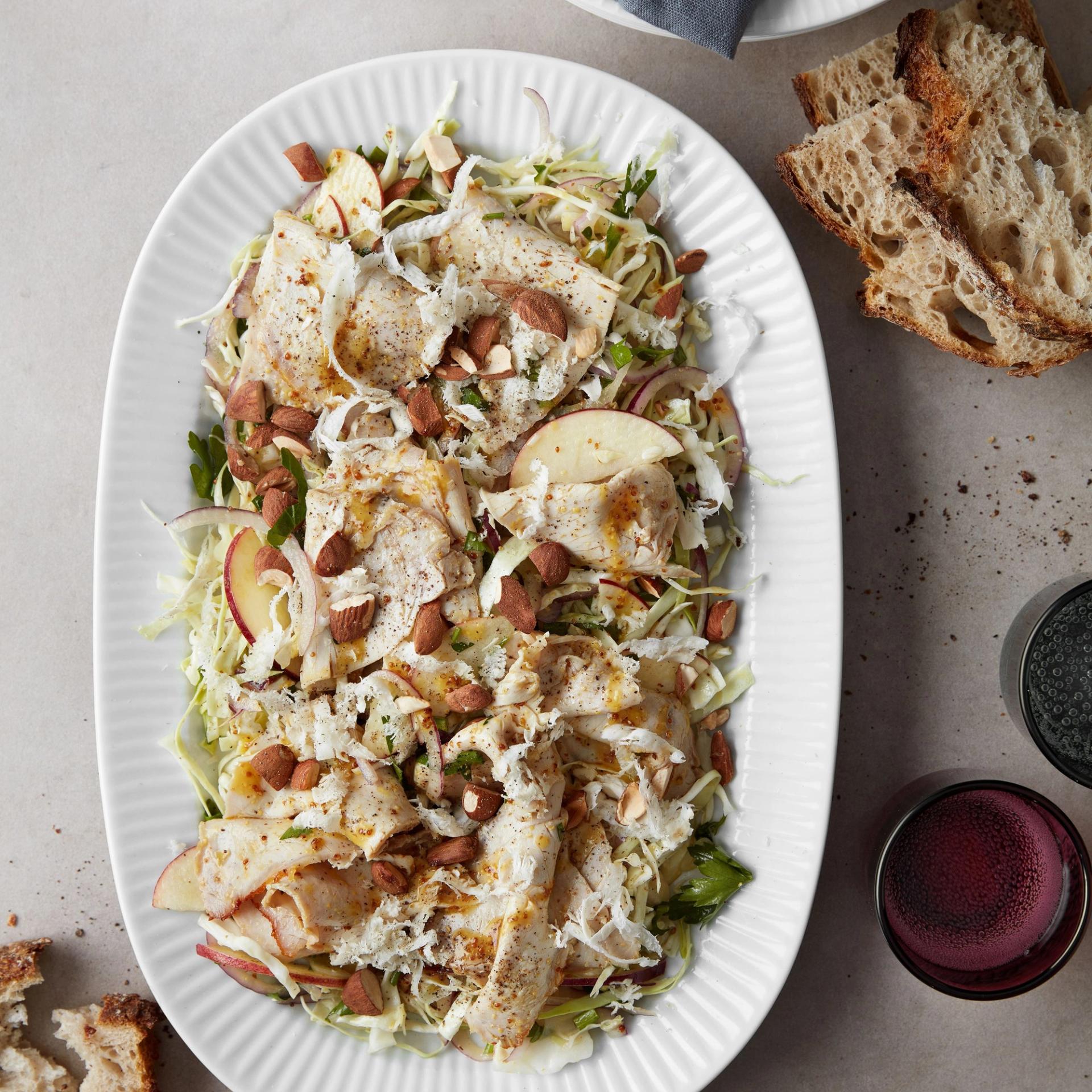 Kålsalat med kamsteg, æbler, mandler og peberrodsdressing