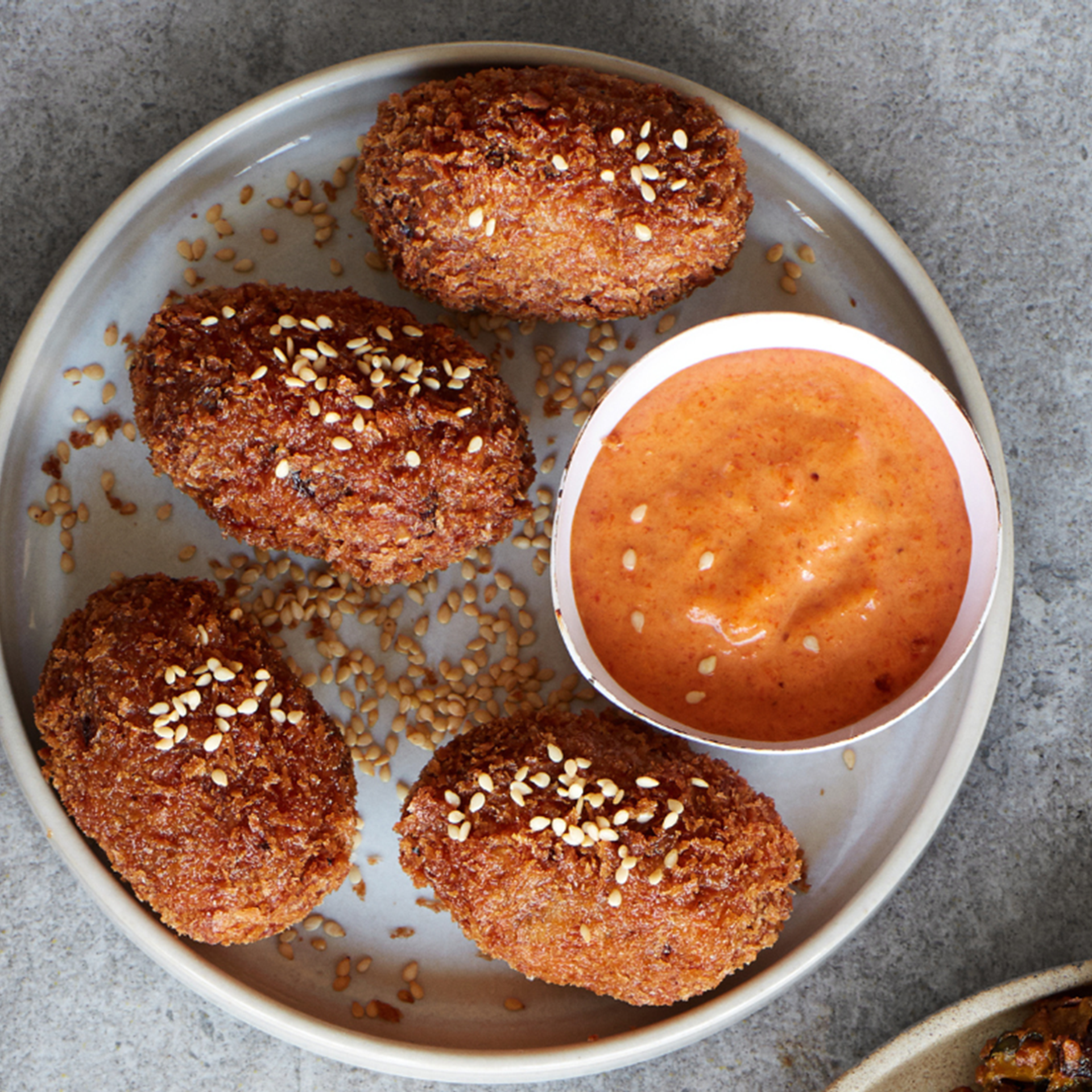 Aubergine- og sesamkroketter med peberfrugtdip
