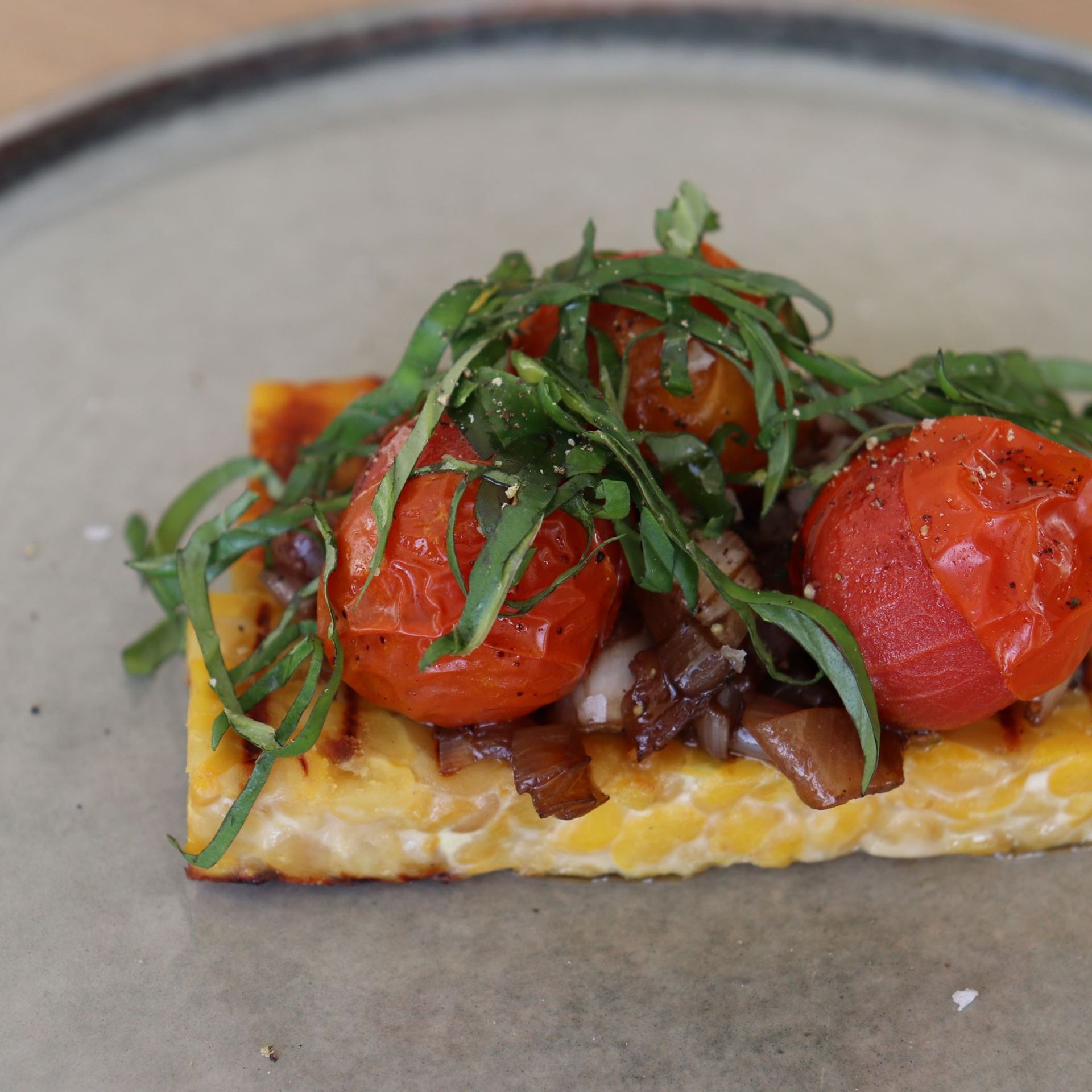 Tempeh med skalotteløg marmelade og balsamico syltede Cherry tomater