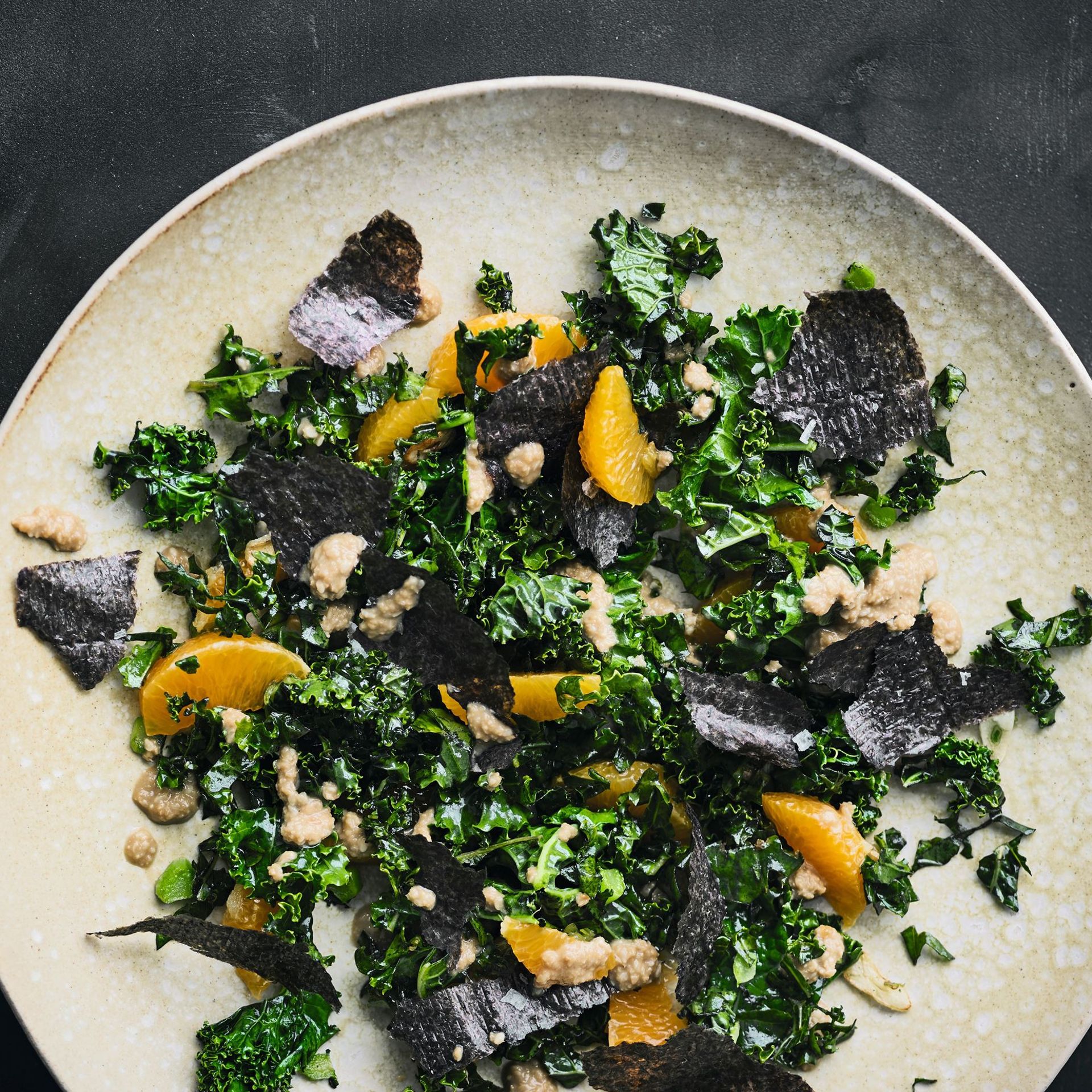 Salat af stegt og råmarineret grønkål med clementiner og sesamdressing