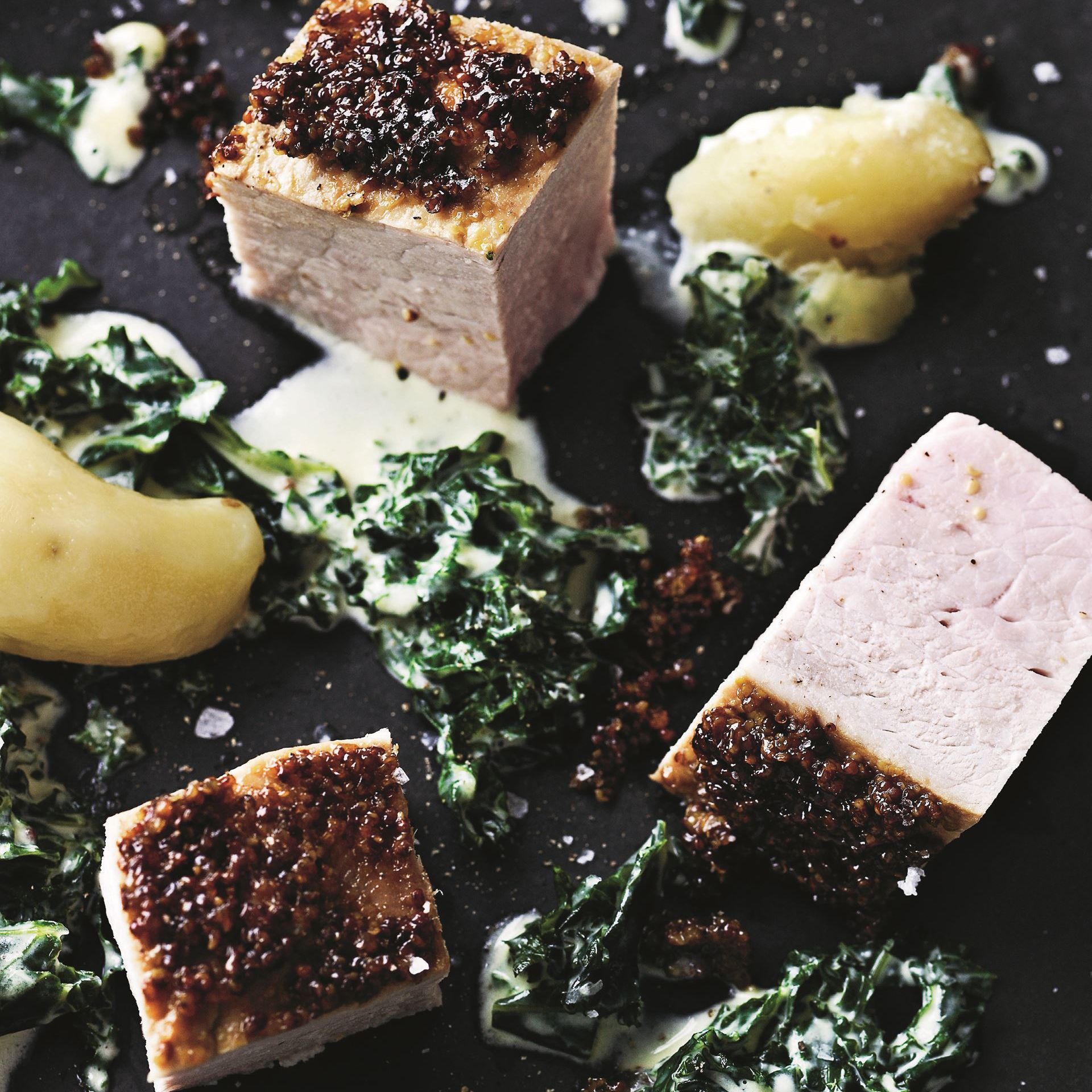 Glaseret skinke med stuvet grønkål