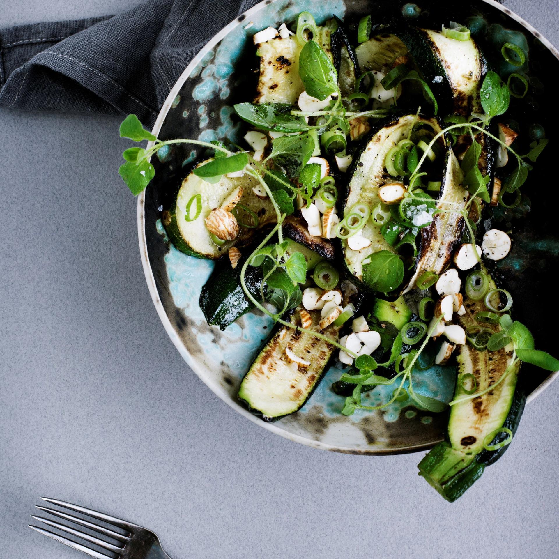 Salat af grillede squash med friske hasselnødder og merian