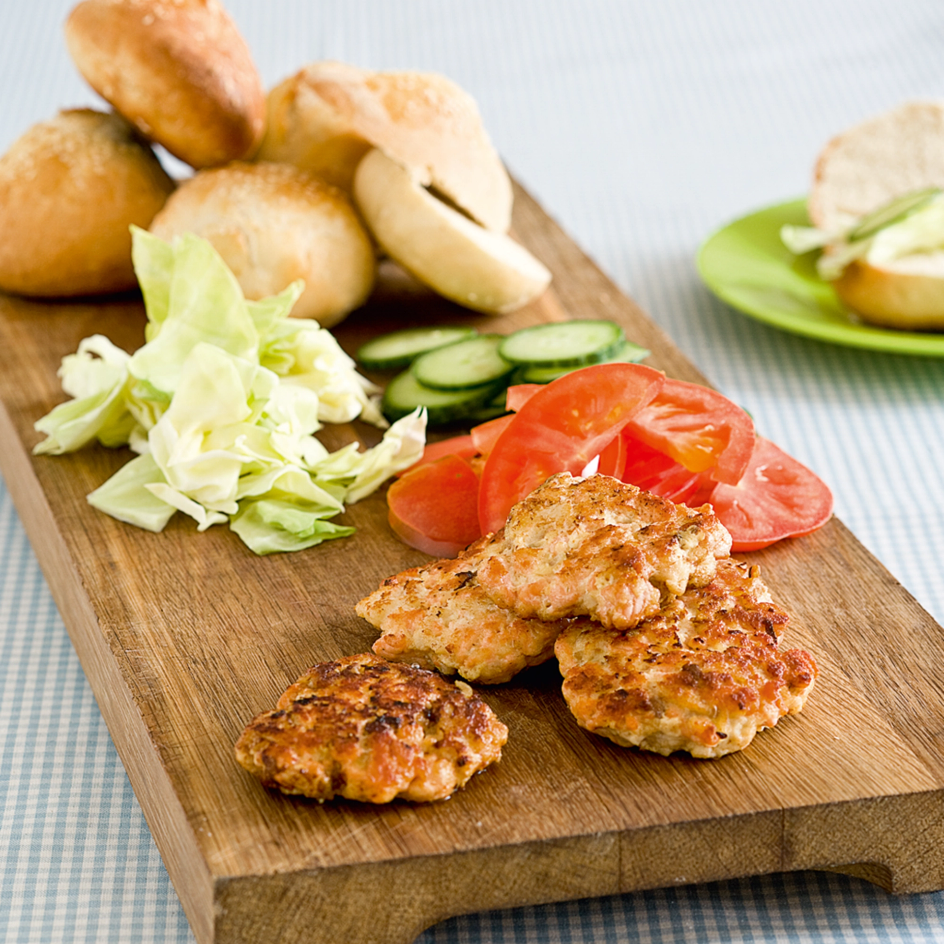 Fiskeburger med tomat-æblecreme