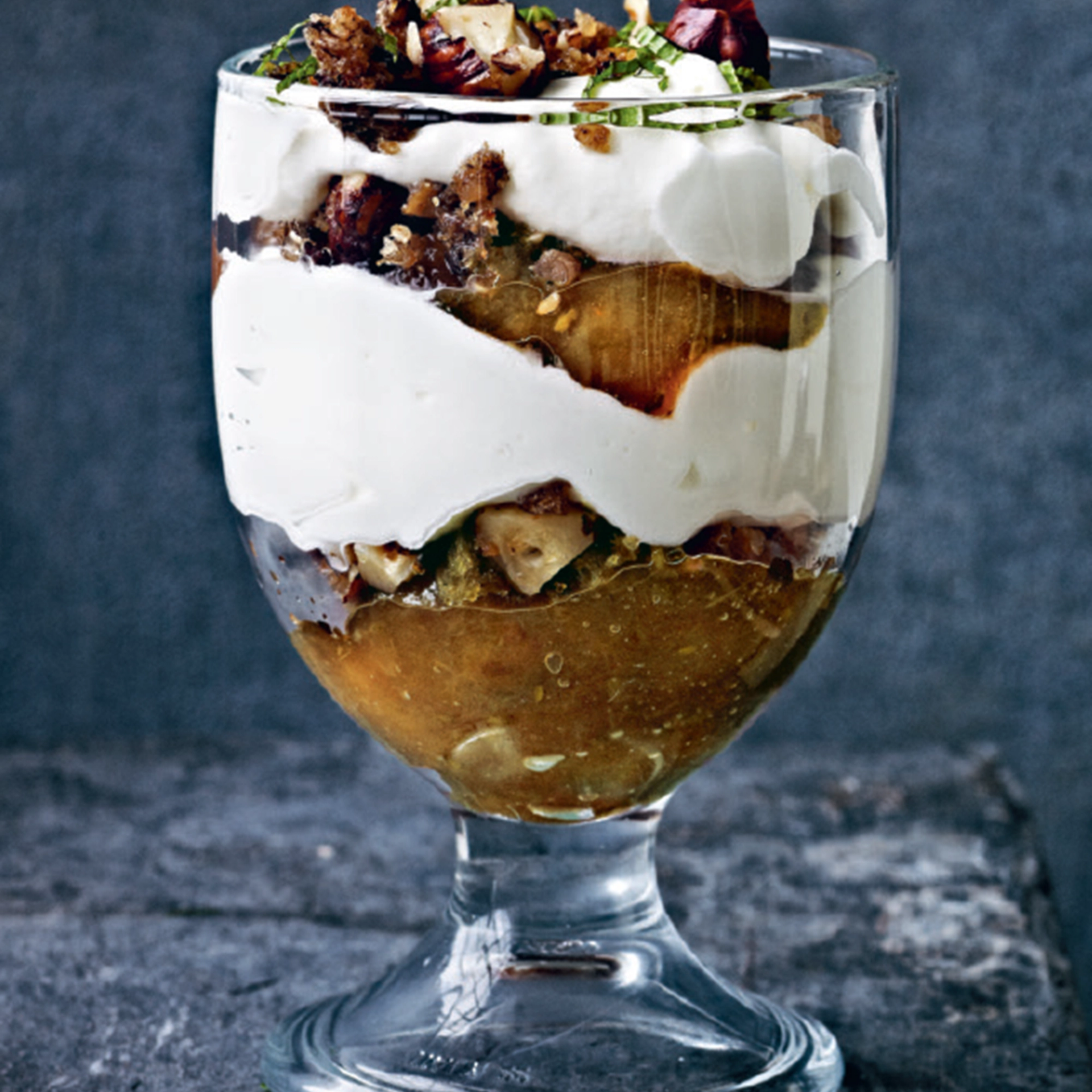 Stikkelsbærtrifli med knas af rugbrød og hasselnødder