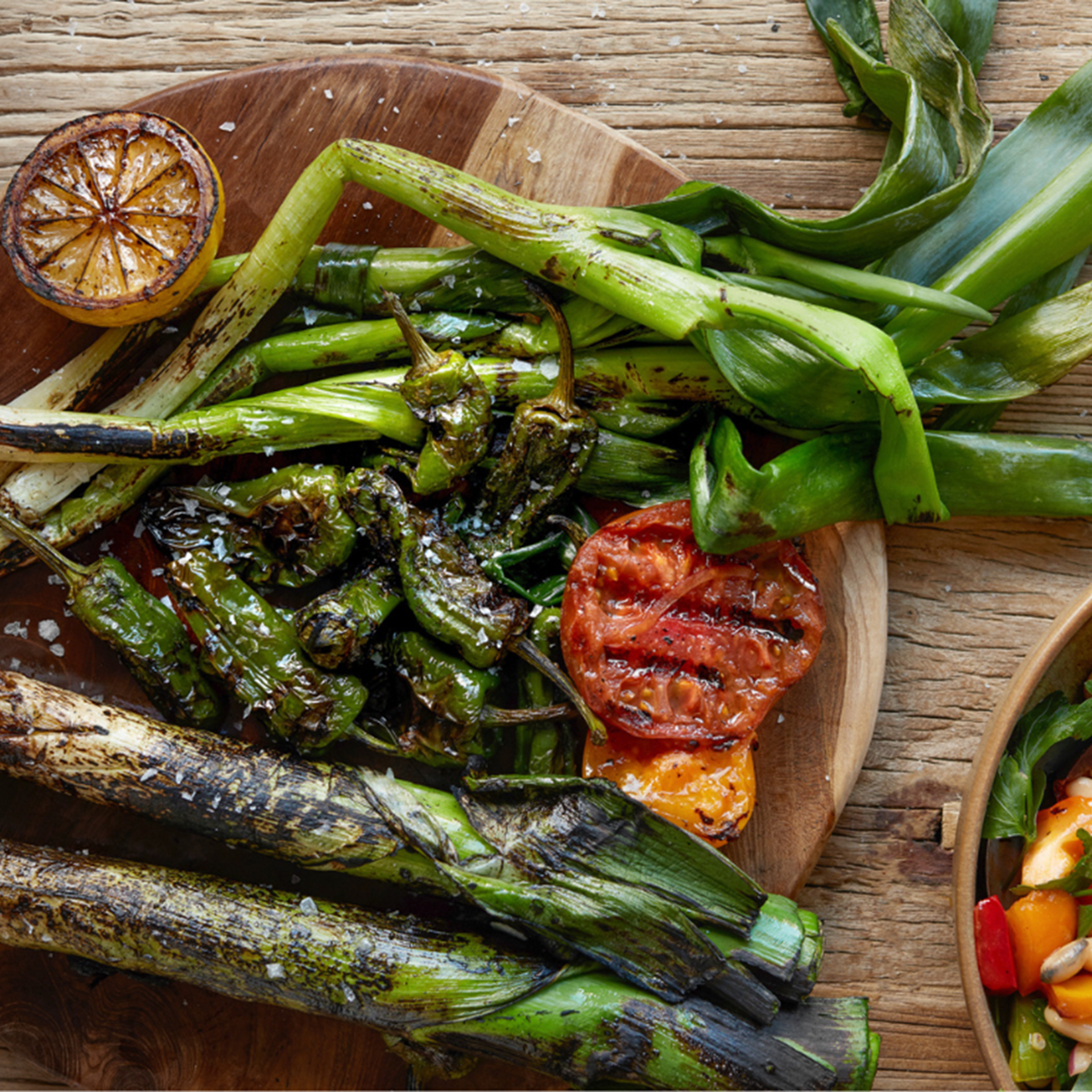 Catalansk bønnesalat med grillede grøntsager og salbitxada-sauce