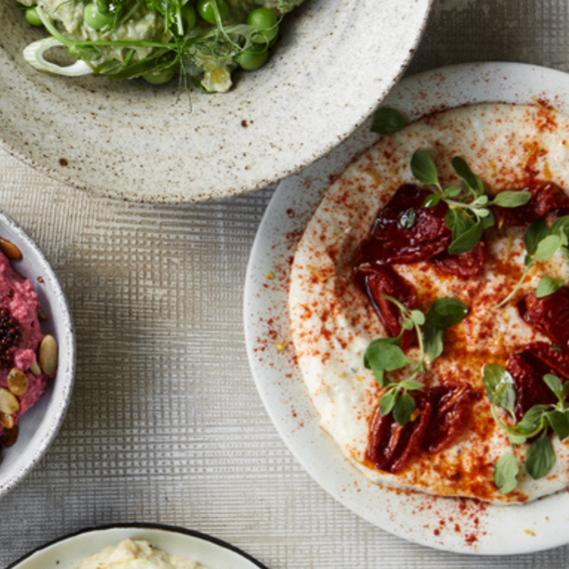 Hvid bønnepuré med bagte tomater og røget paprika