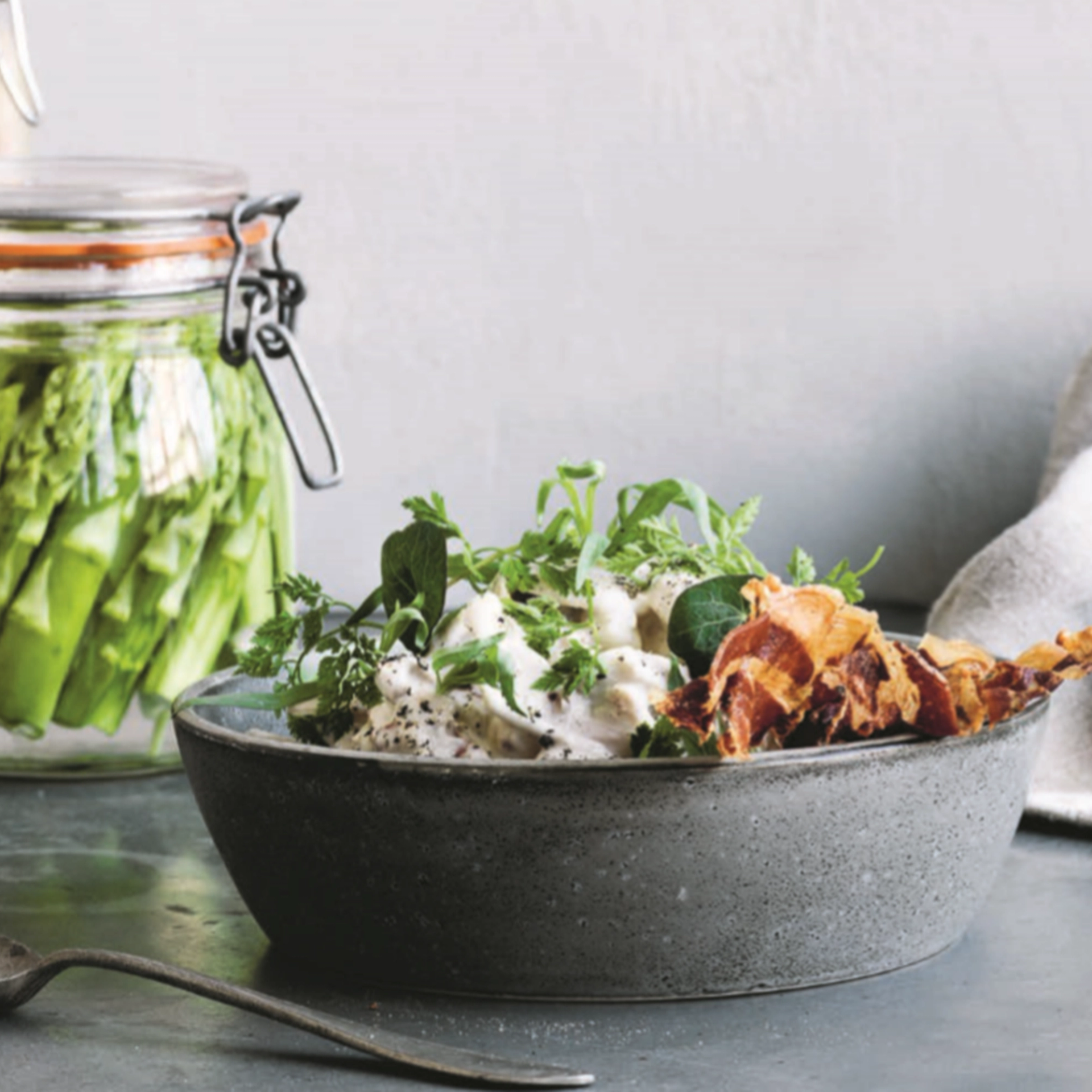Kyllingesalat med fermenterede asparges, estragon og peberbacon