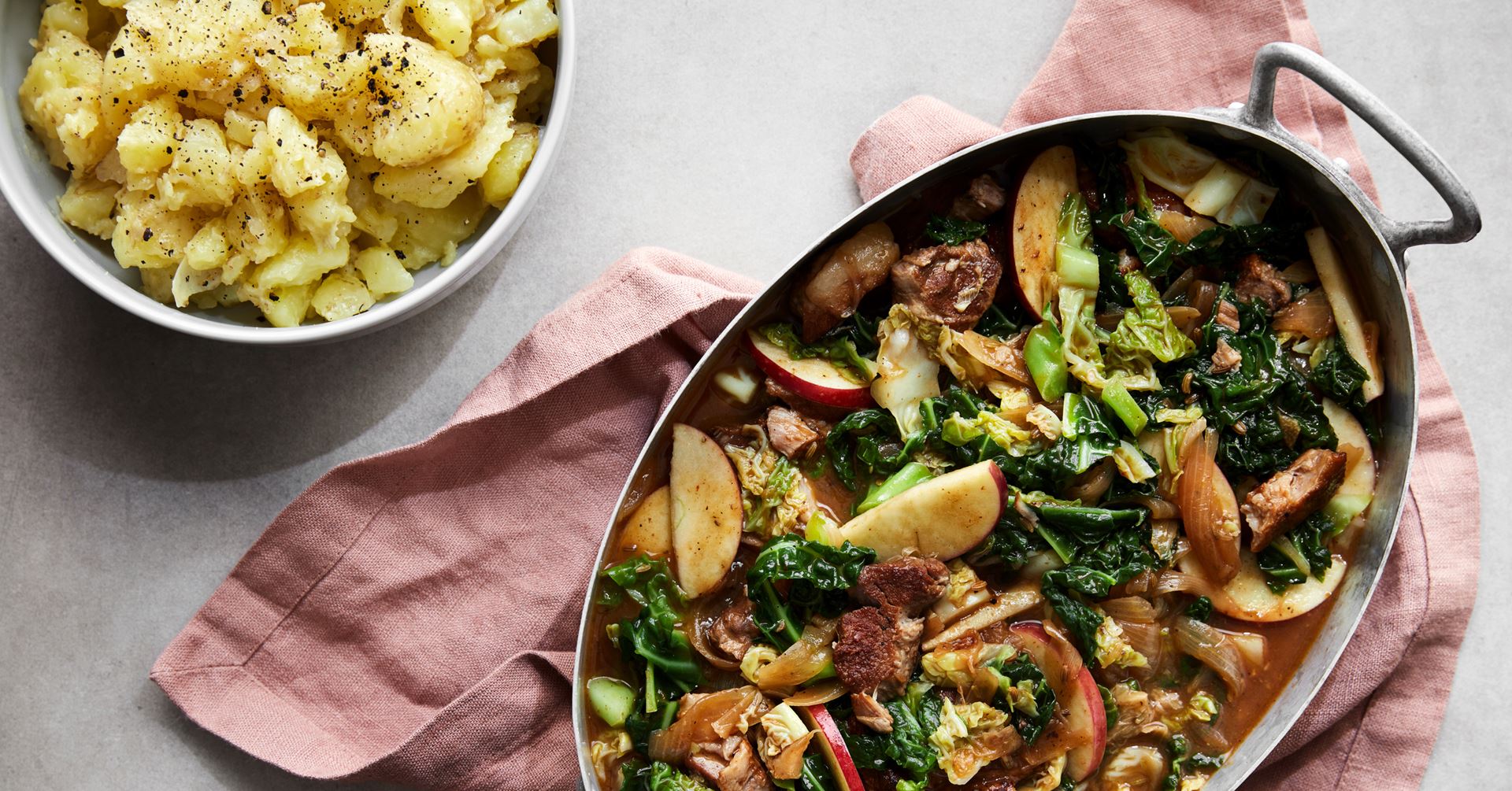 Gris simret i øl og æblemost med kål og grov kartoffelmos