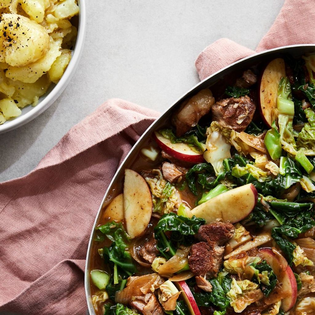 Gris simret i øl og æblemost med kål og grov kartoffelmos