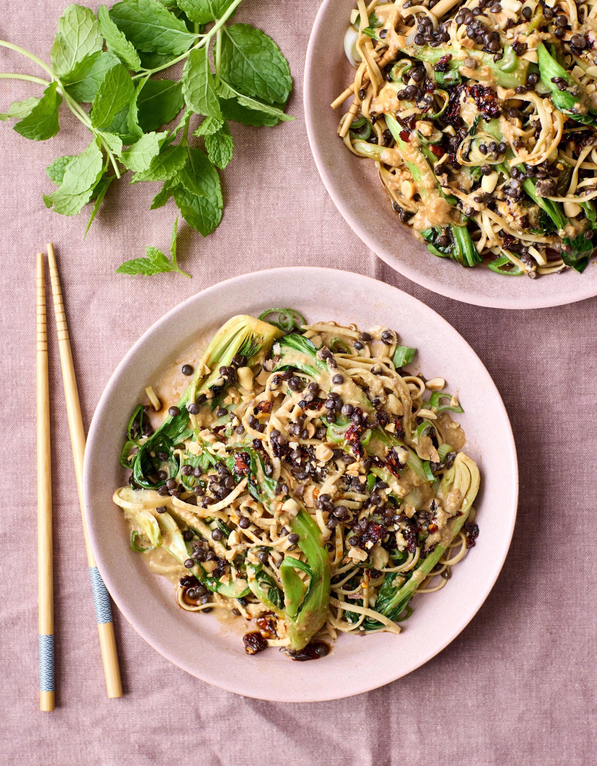 Nudler med linser, bok choy og gomadressing