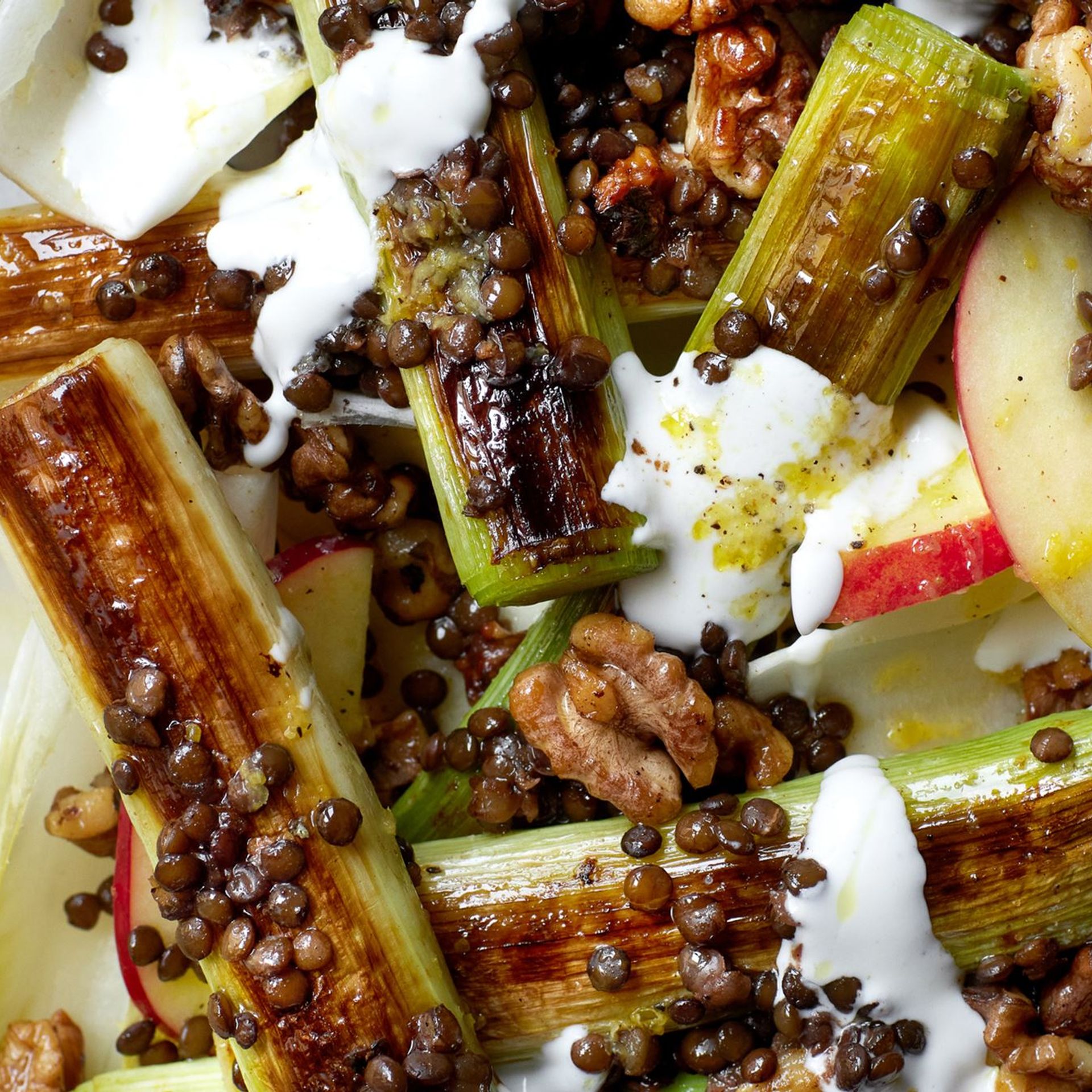 Linsesalat med stegte porrer, valnødder og fetacreme