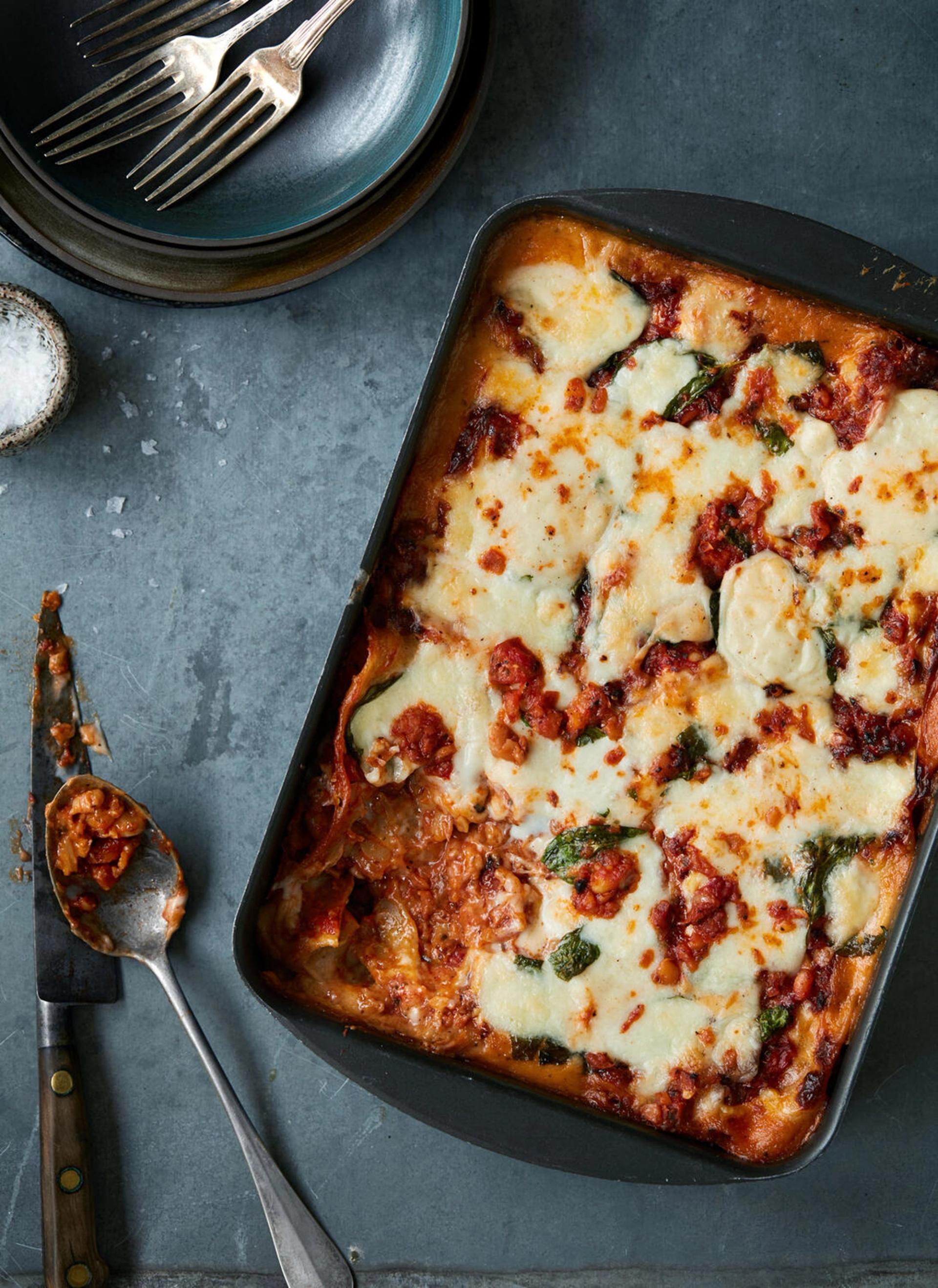 Lasagne med ristede rodfrugter, hvide bønner og basilikum