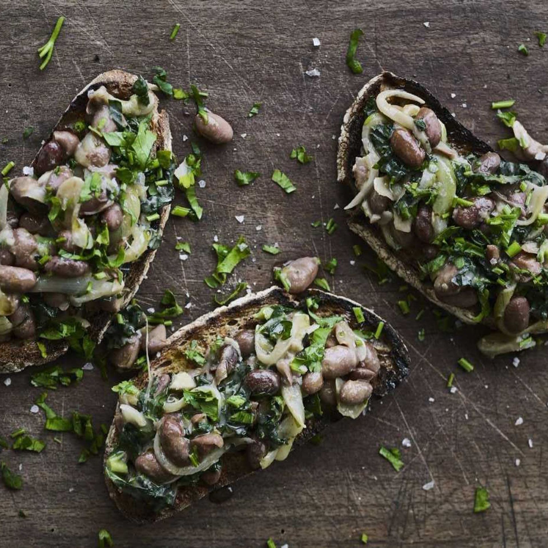 Bønner på grillet brød