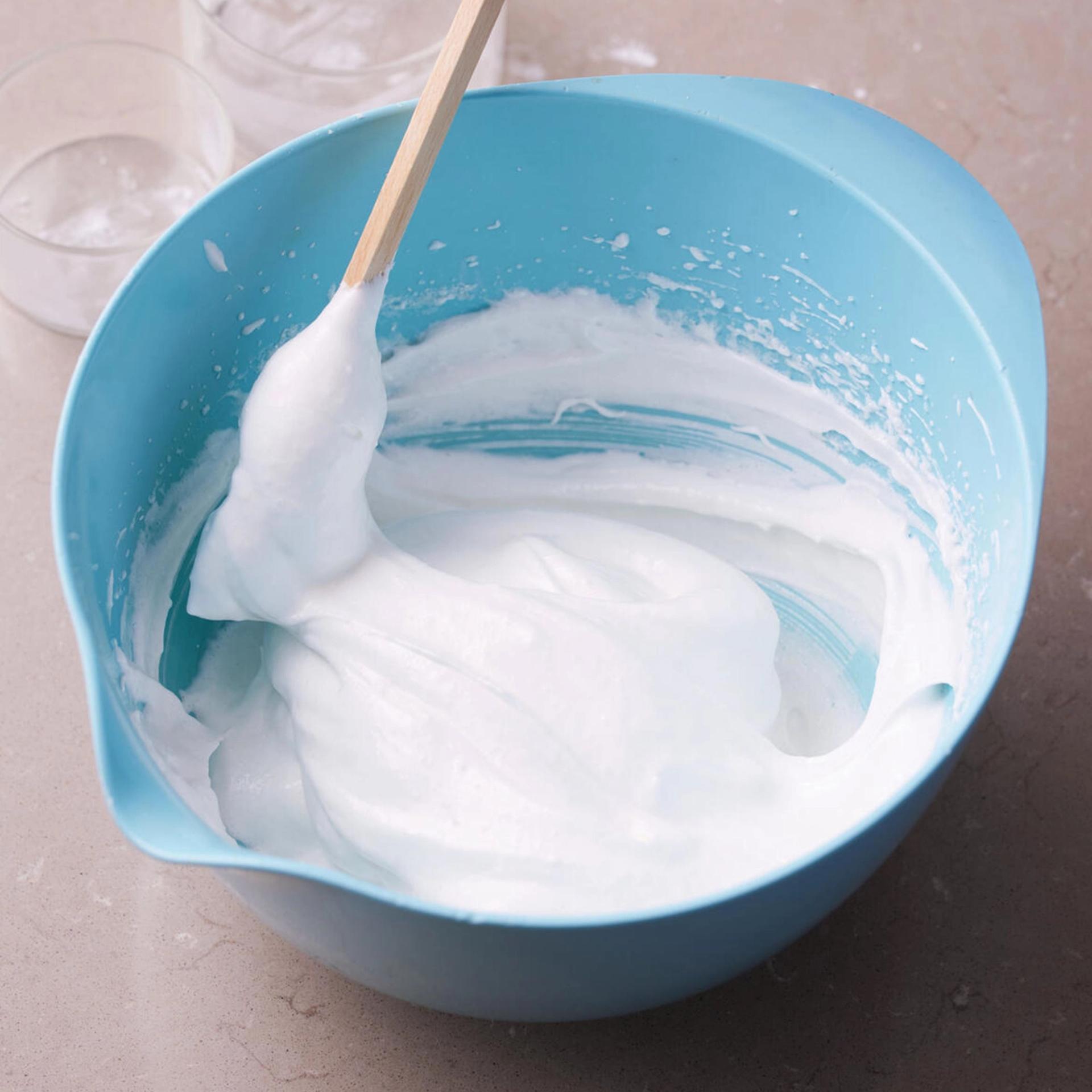 MARENGS MED FLØDECREME OG RÅSYLTEDE JORDBÆR