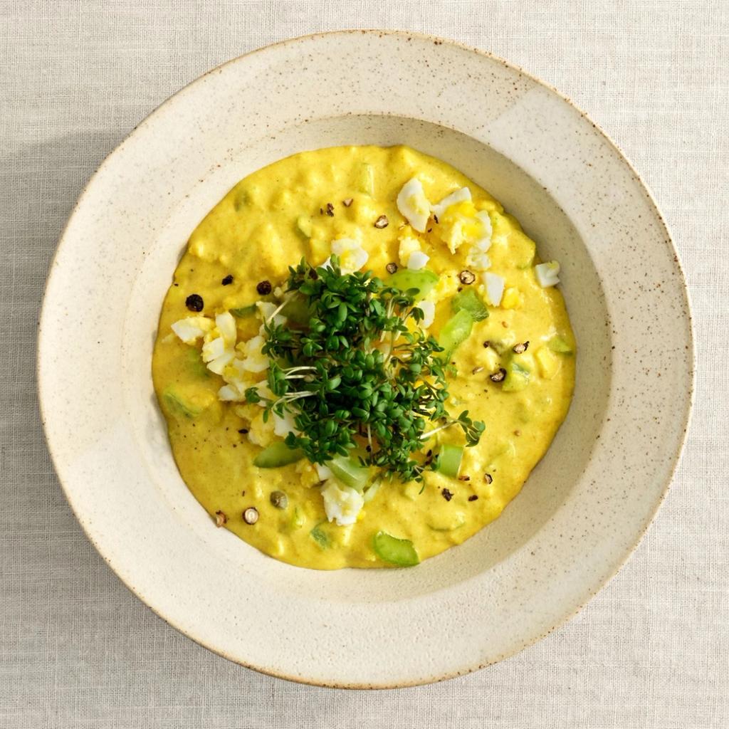 Cremet æggesalat med bladselleri og mild karry