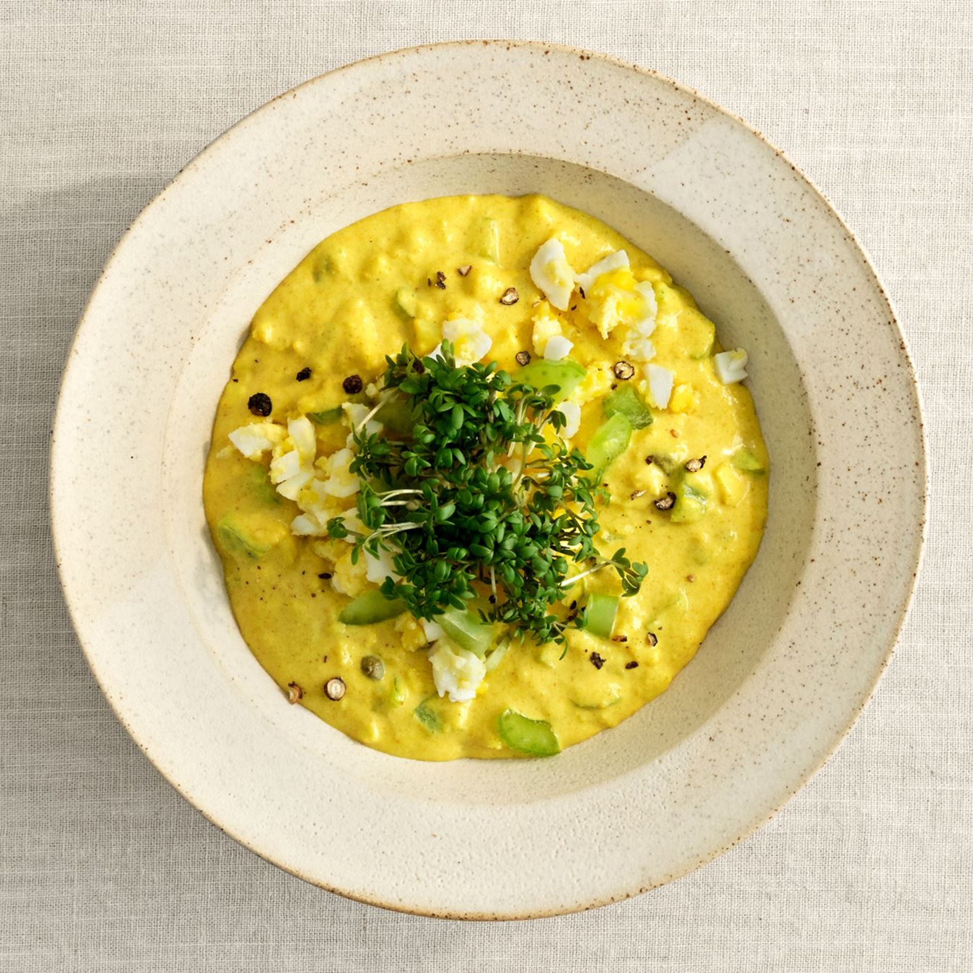 Cremet æggesalat med bladselleri og mild karry