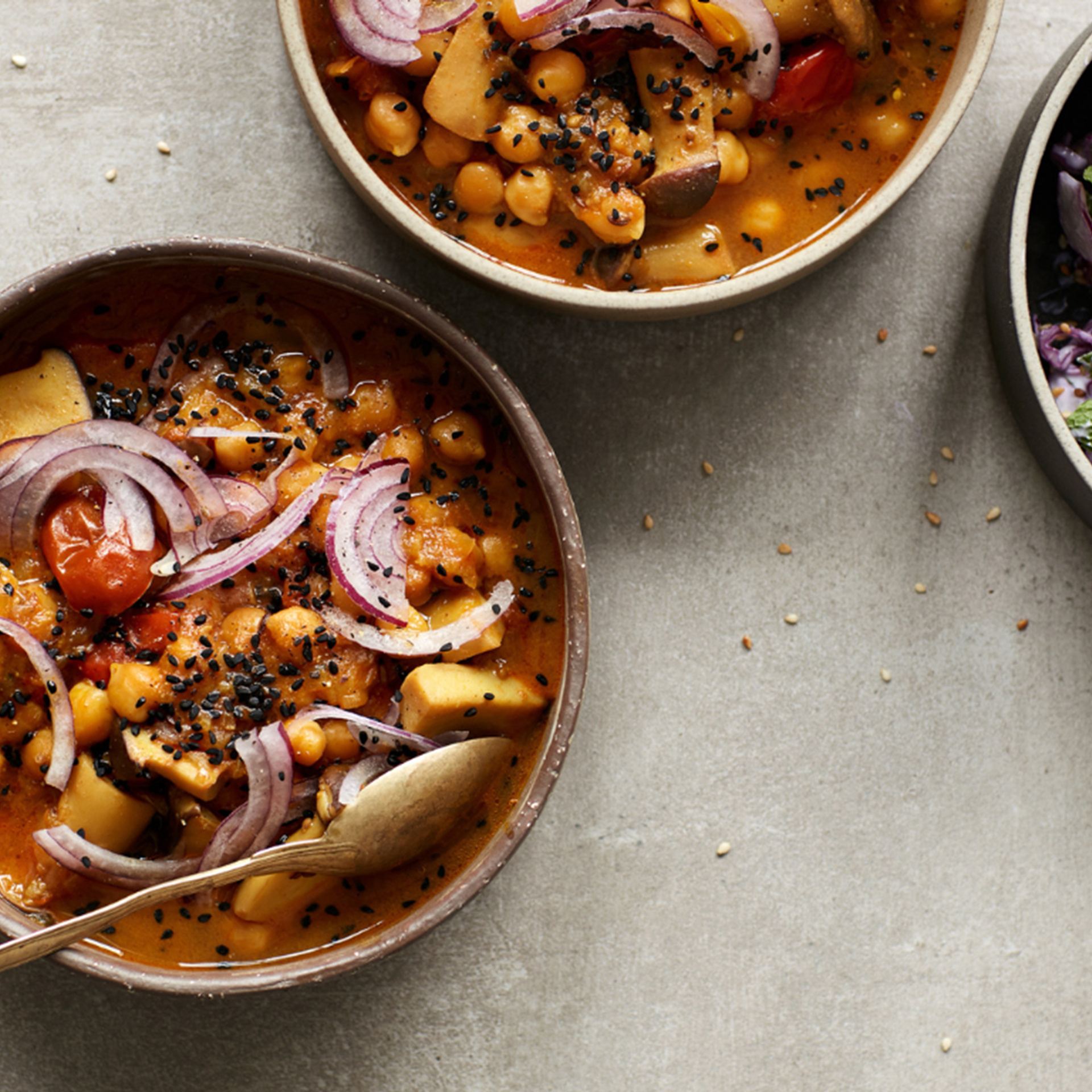 Kikærte-curry med karamelliserede løg og kejserhatte, severet med spidskål-myntesalat