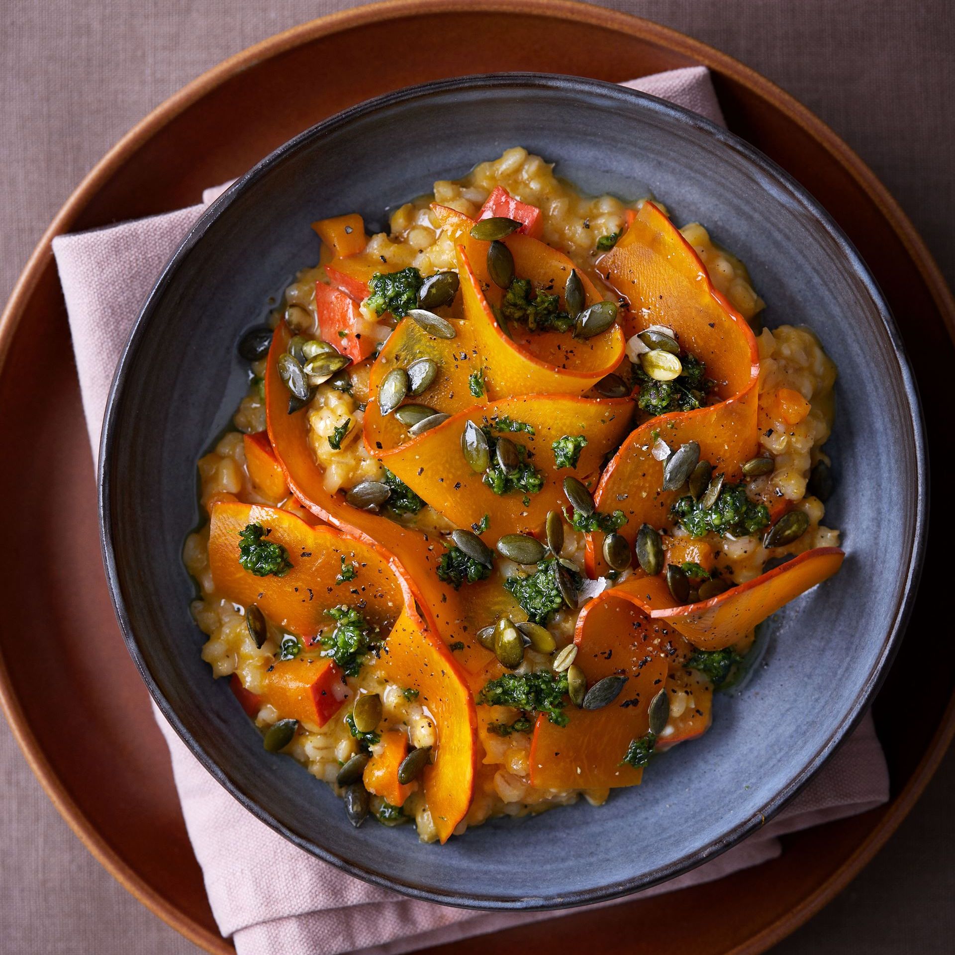 Græskarbygotto med syltet hokkaido og persillesalsa med græskarkerner