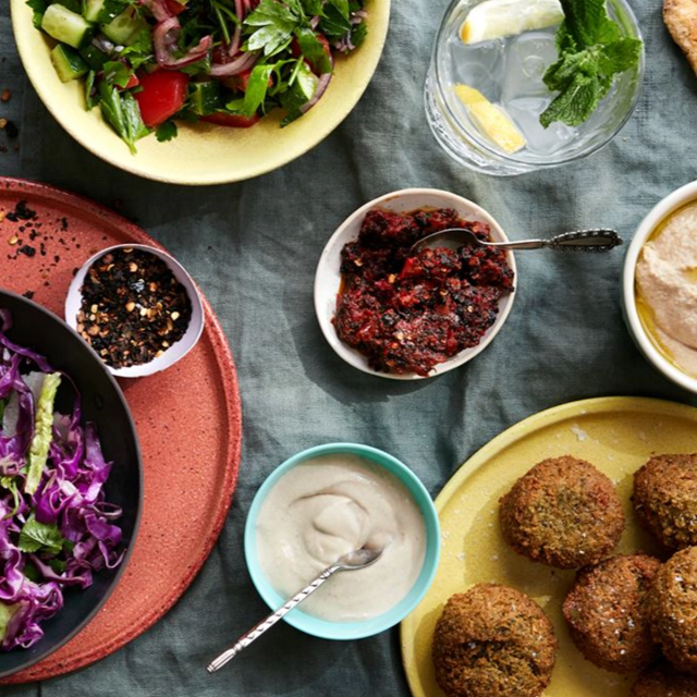 Falafler med tahindressing og tomatsalat