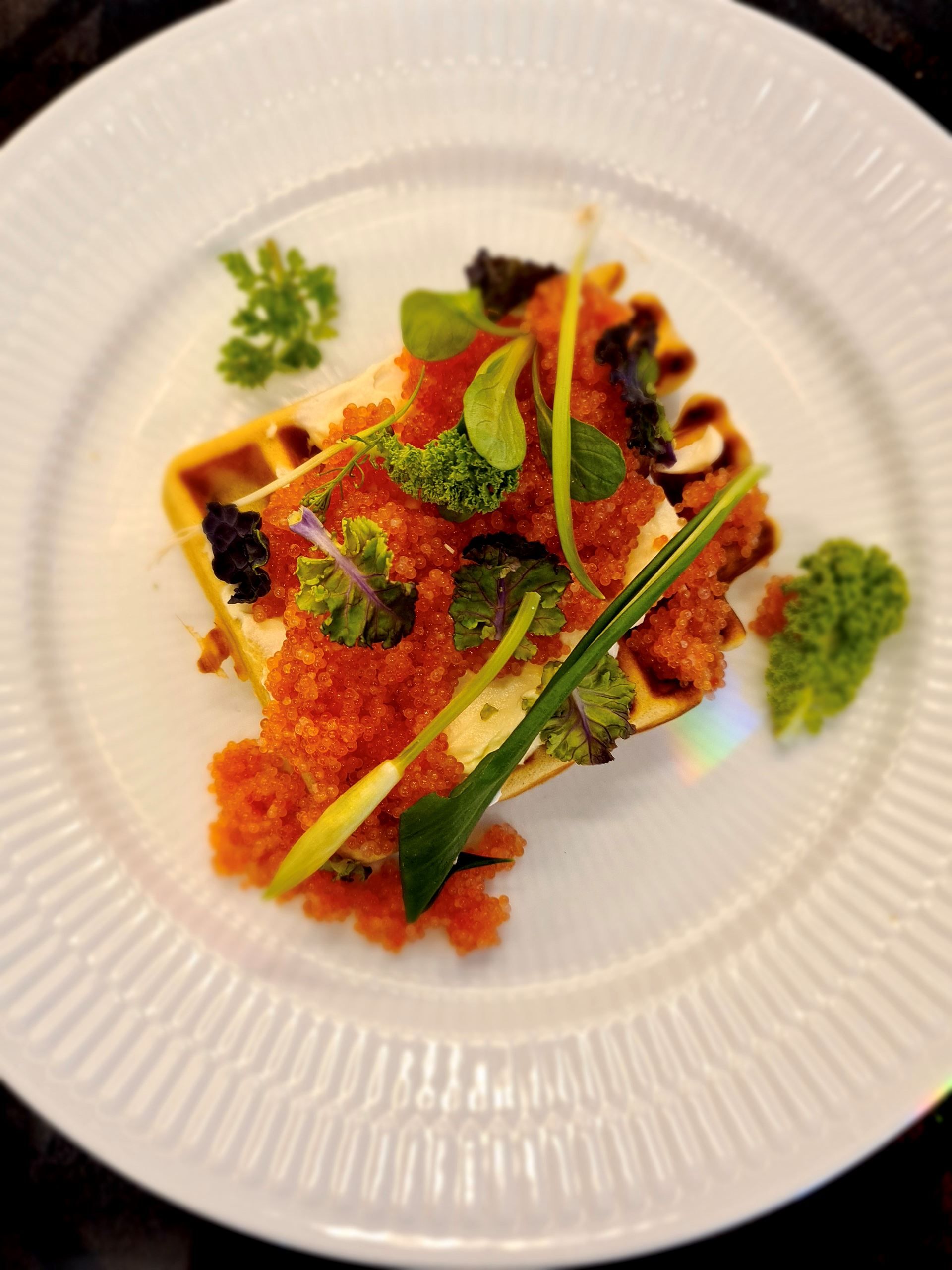 Boghvedevafler med stenbiderrogn, kålskud og ramsløg