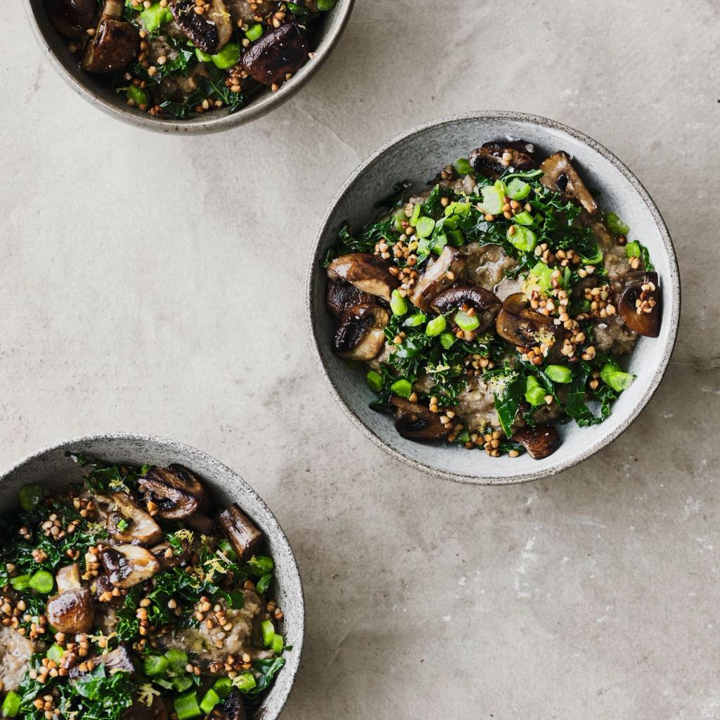 Havreboghvedegrød med svampe og dampet grønkål