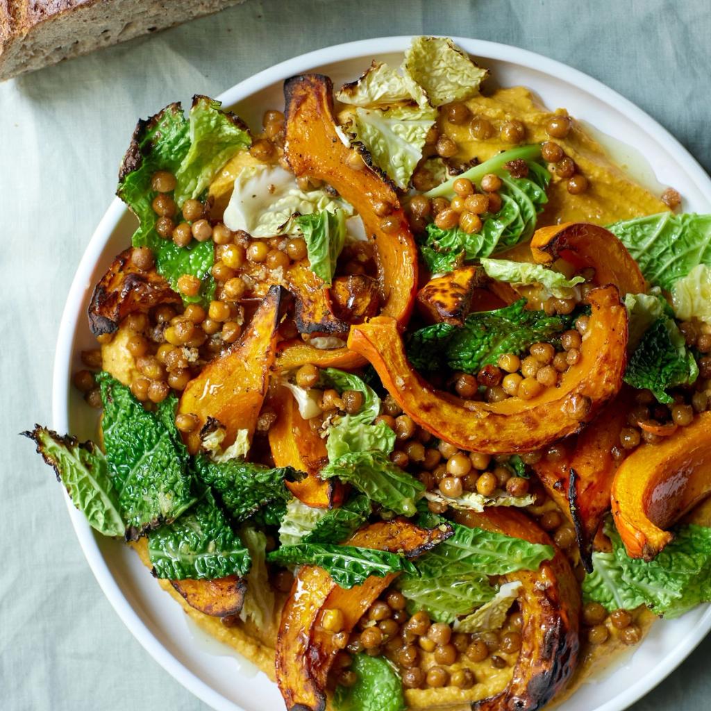 GRÆSKAR-KÅLSALAT MED RISTEDE SIRIUS ÆRTER OG GRÆSKARHUMMUS