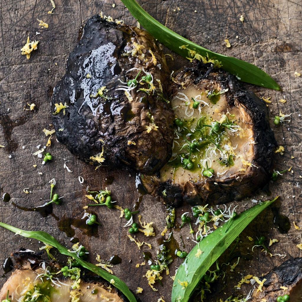 Grillet knoldselleri med friske ramsløgsknopper og estragonolie